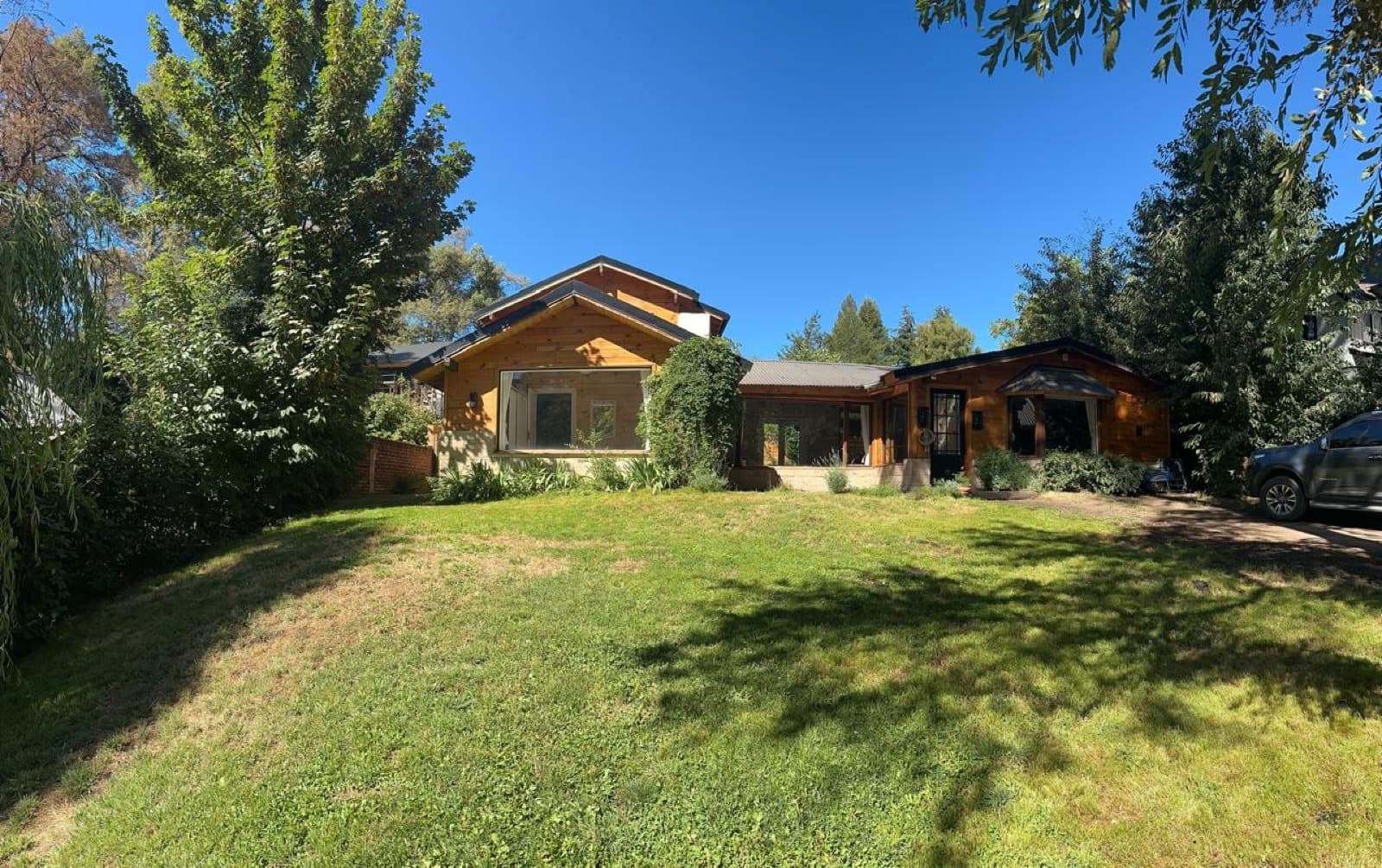 FOR SALE: 240 m² house on a 682 m² lot in the Altos del Sol neighborhood, San Martín de los Andes