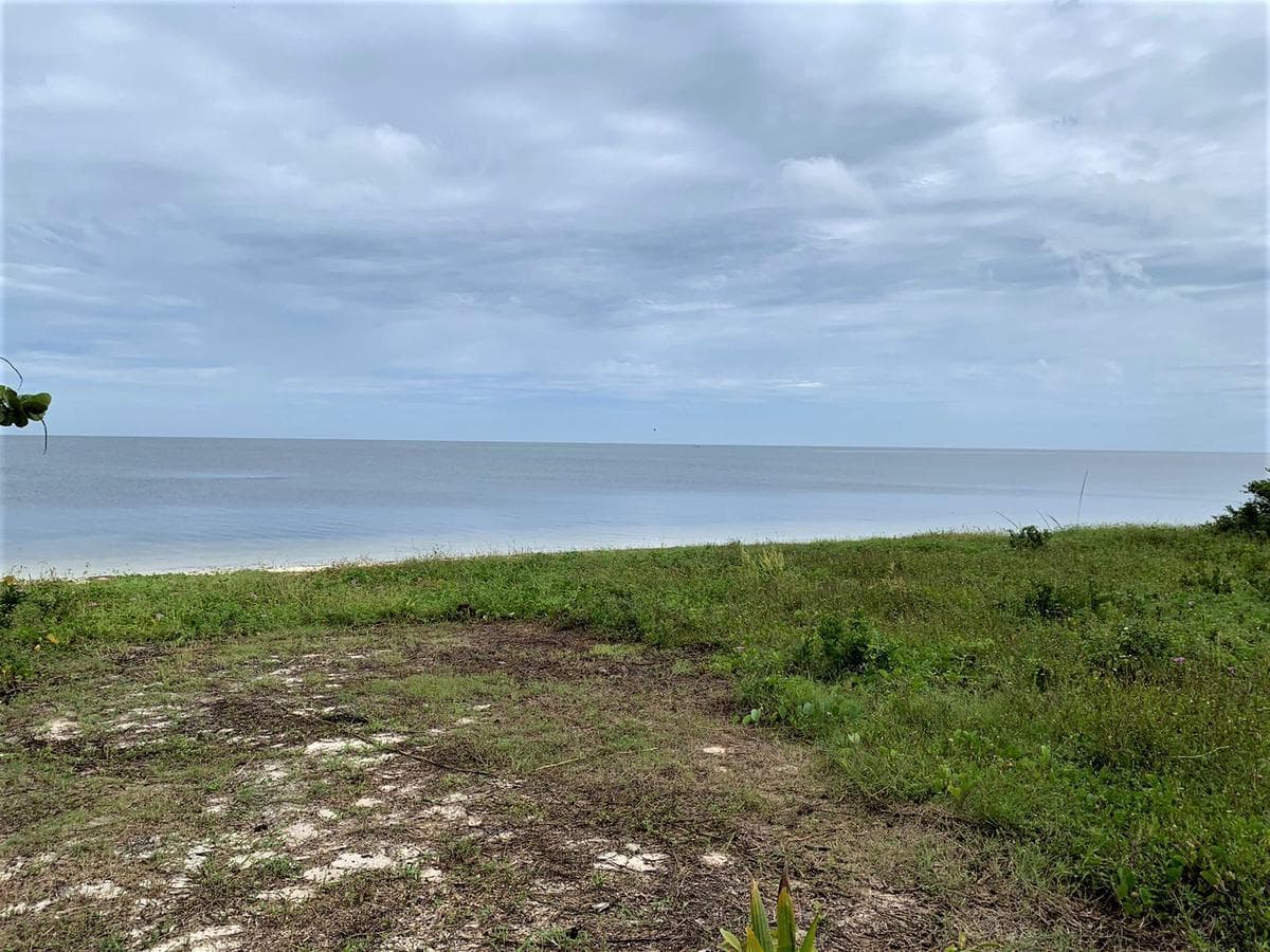 A 20 x 190-meter beachfront lot with a cabin. Located on the road to Dzilam de Bravo