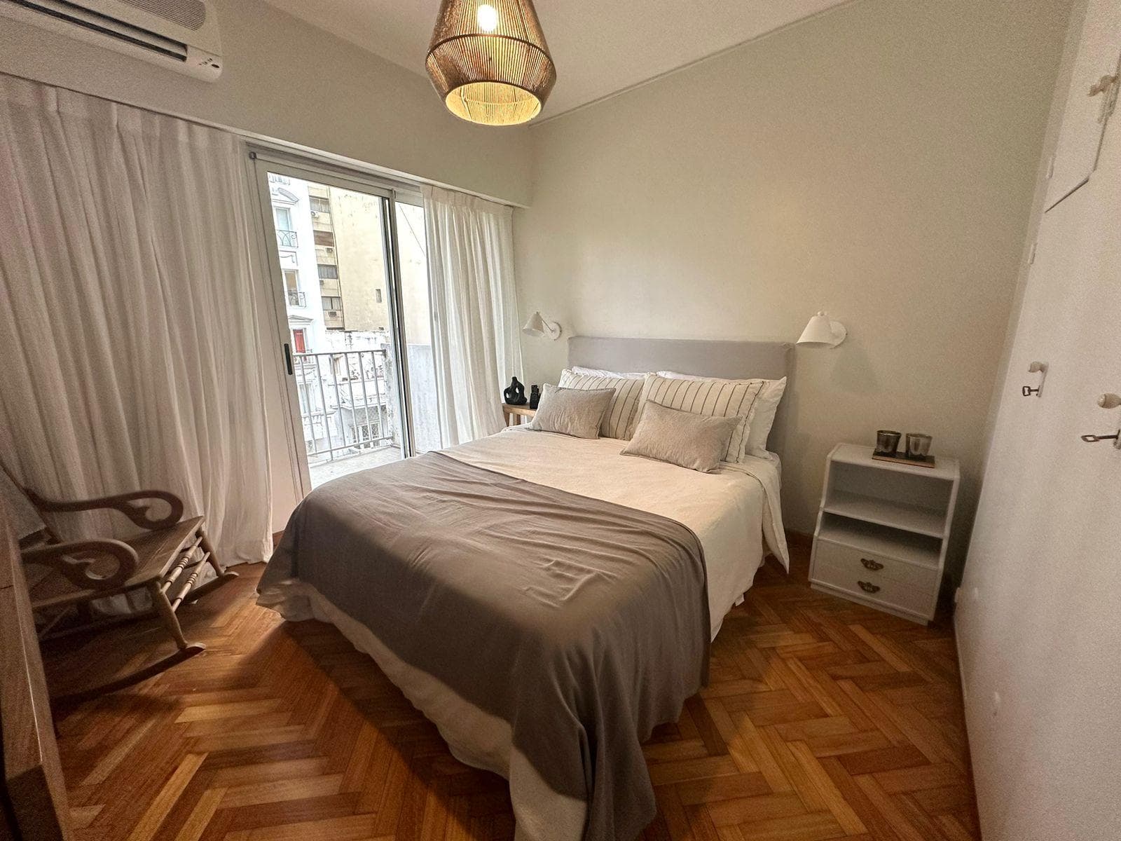 3-room apartment for sale with maid's quarters and a balcony, completely renovated - Recoleta