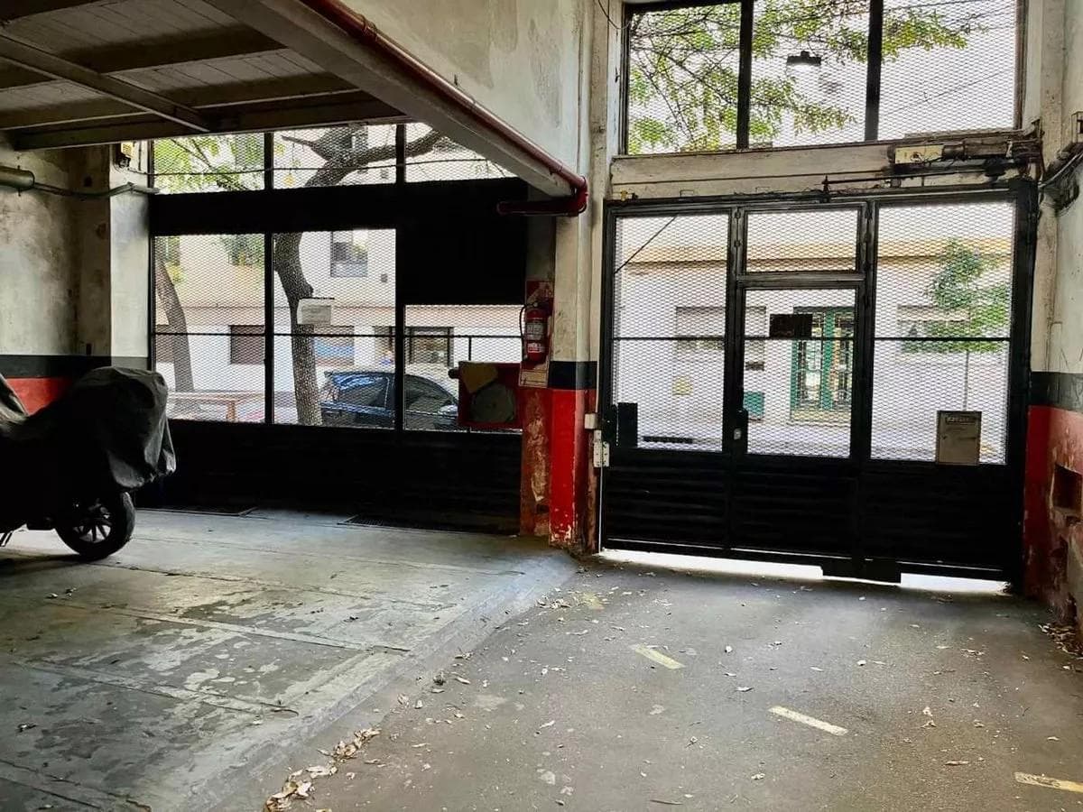 GARAGE FOR SALE VERY CLOSE TO CONGRESS - AUTOMATIC GATE