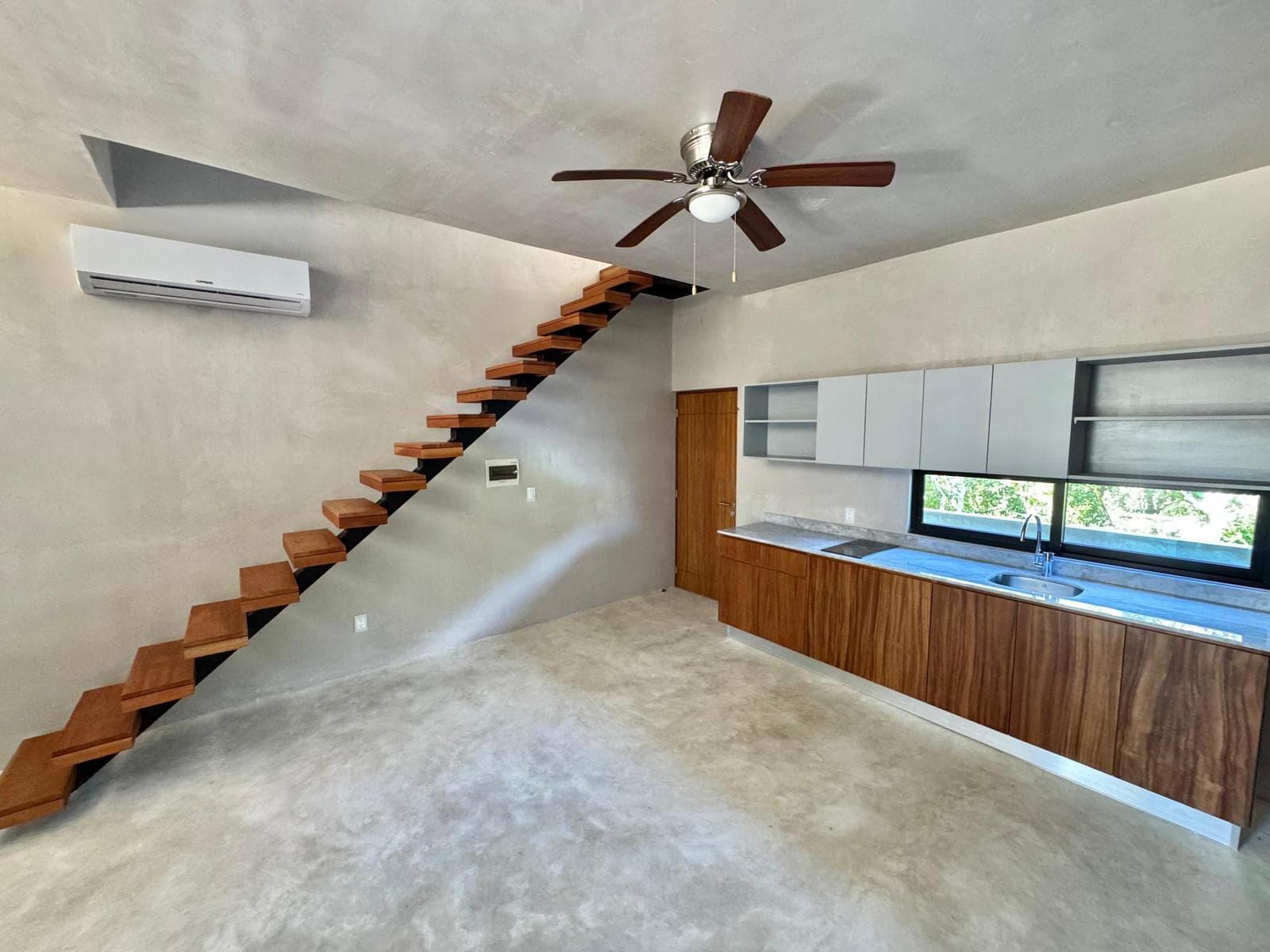 Penthouse Apartment 14 Minutes from the Beach
