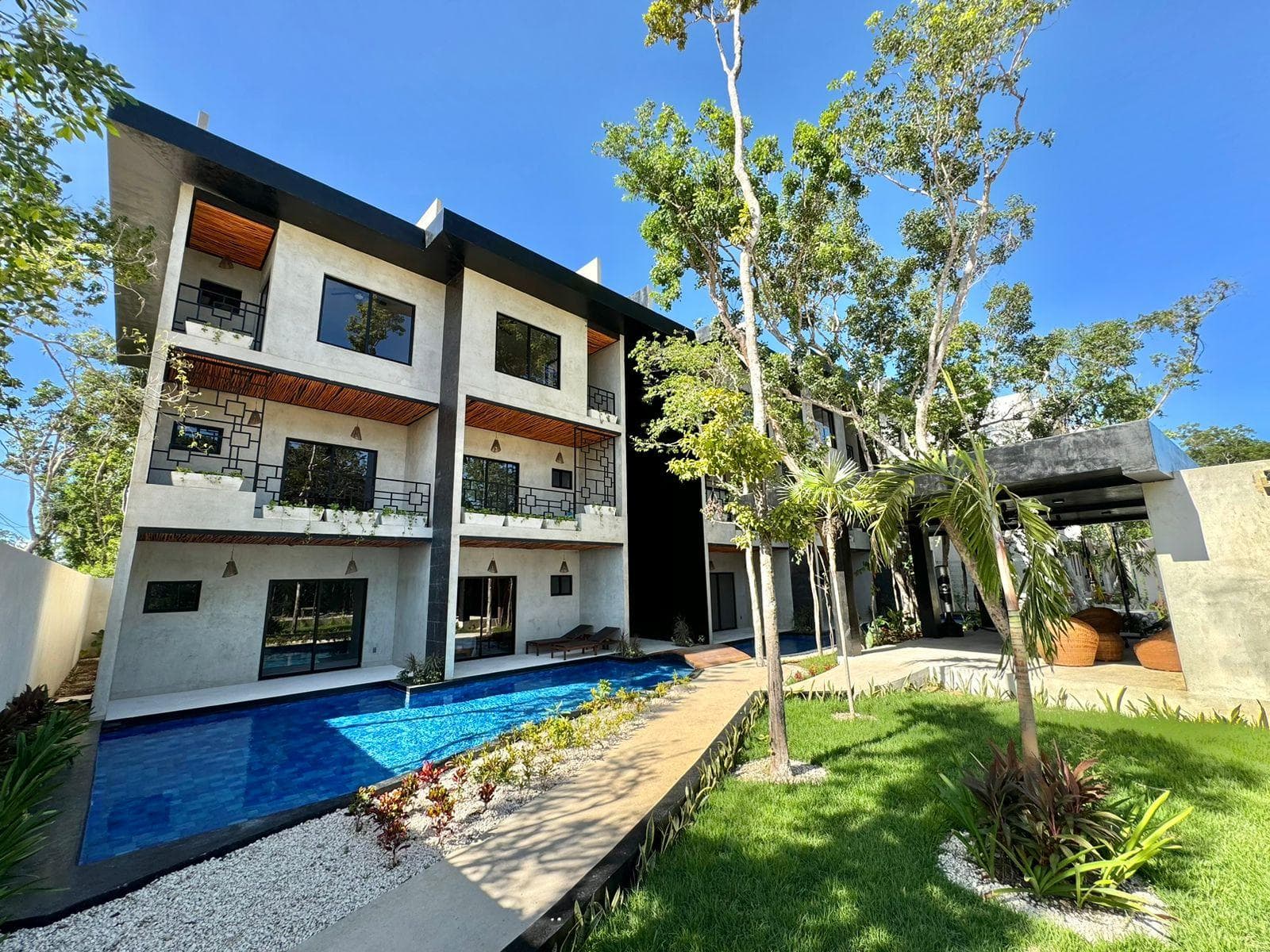 Penthouse Apartment 14 Minutes from the Beach