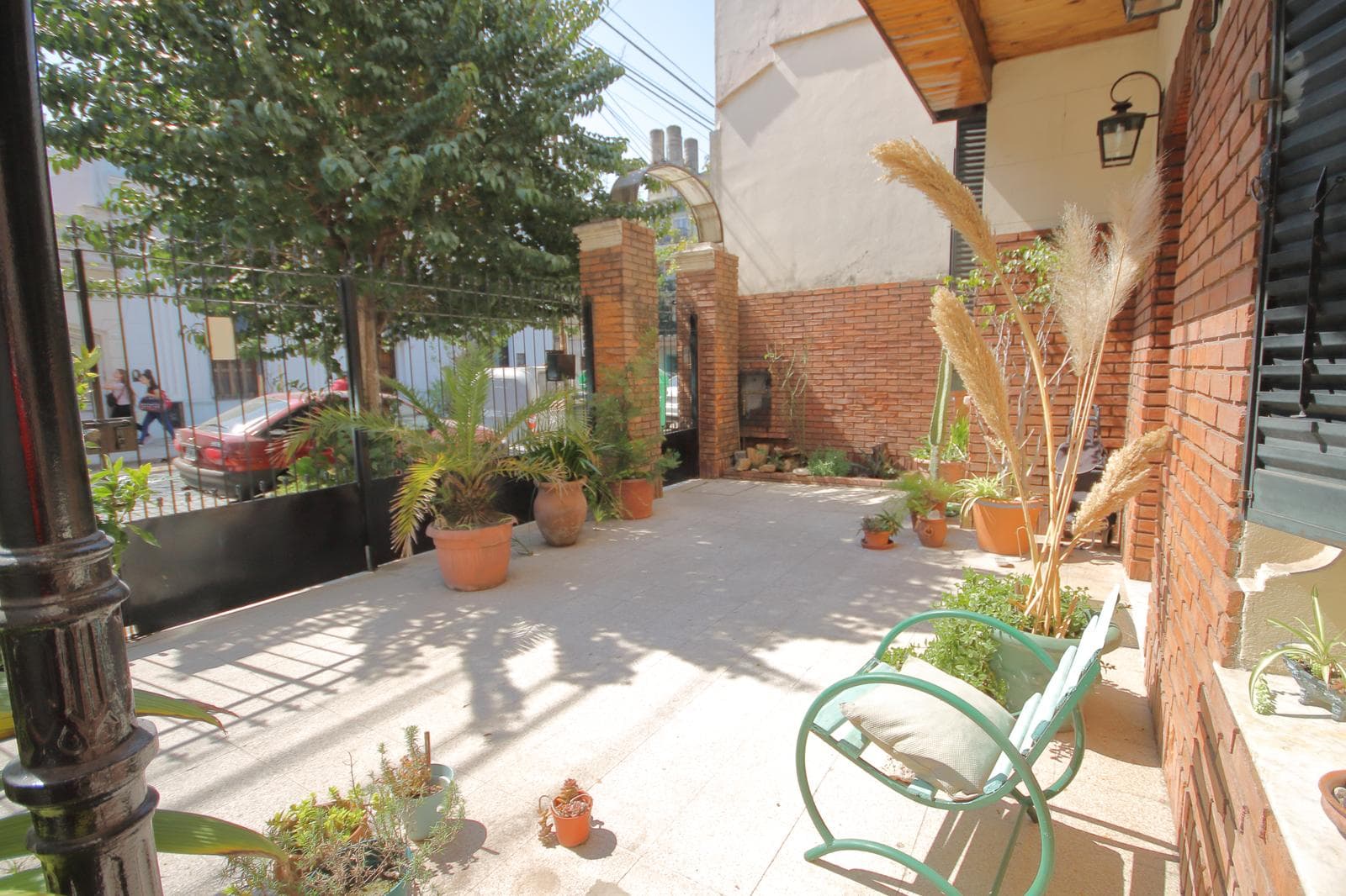 Morón 3918: House on its own lot with 7 rooms, 2 patios, and a terrace
