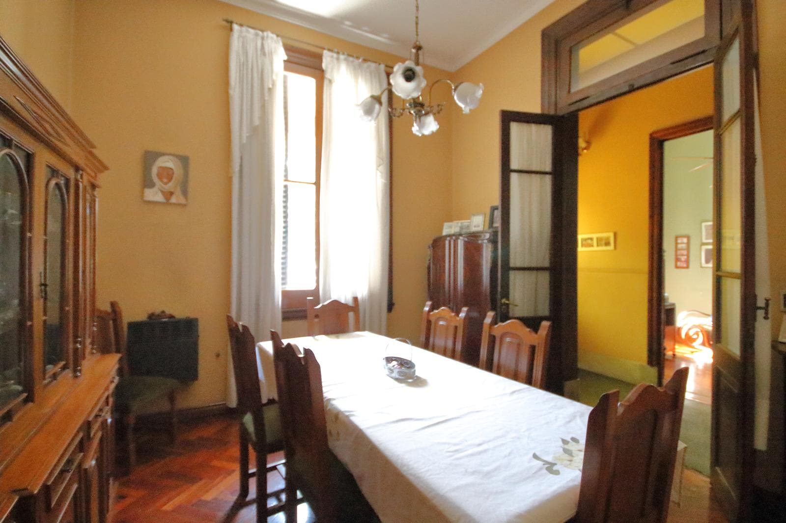Morón 3918: House on its own lot with 7 rooms, 2 patios, and a terrace