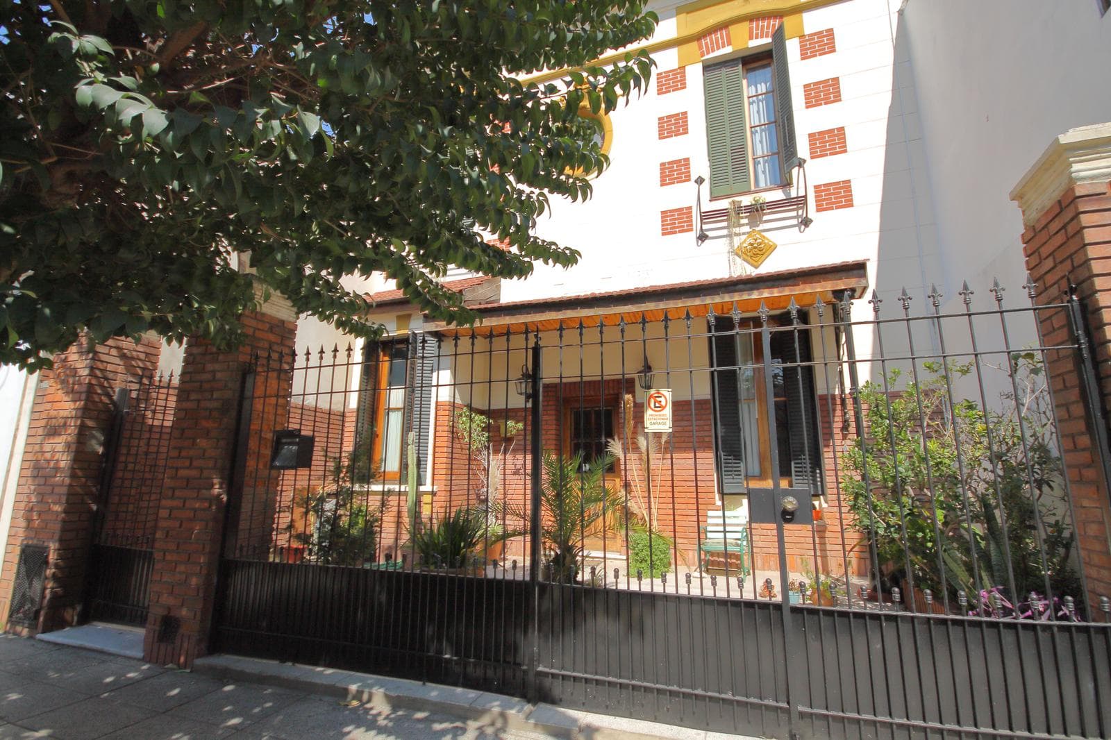 Morón 3918: House on its own lot with 7 rooms, 2 patios, and a terrace
