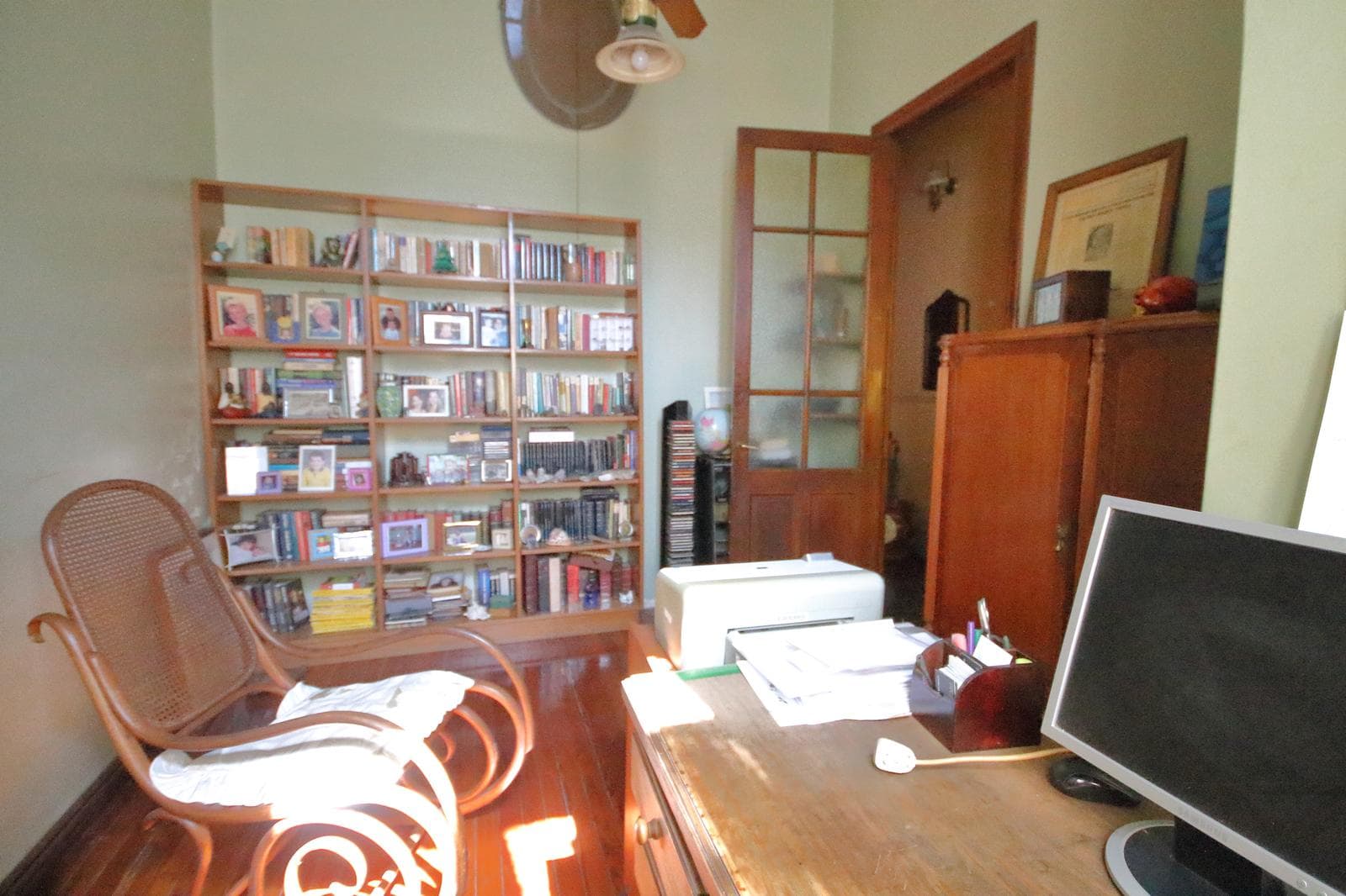 Morón 3918: House on its own lot with 7 rooms, 2 patios, and a terrace