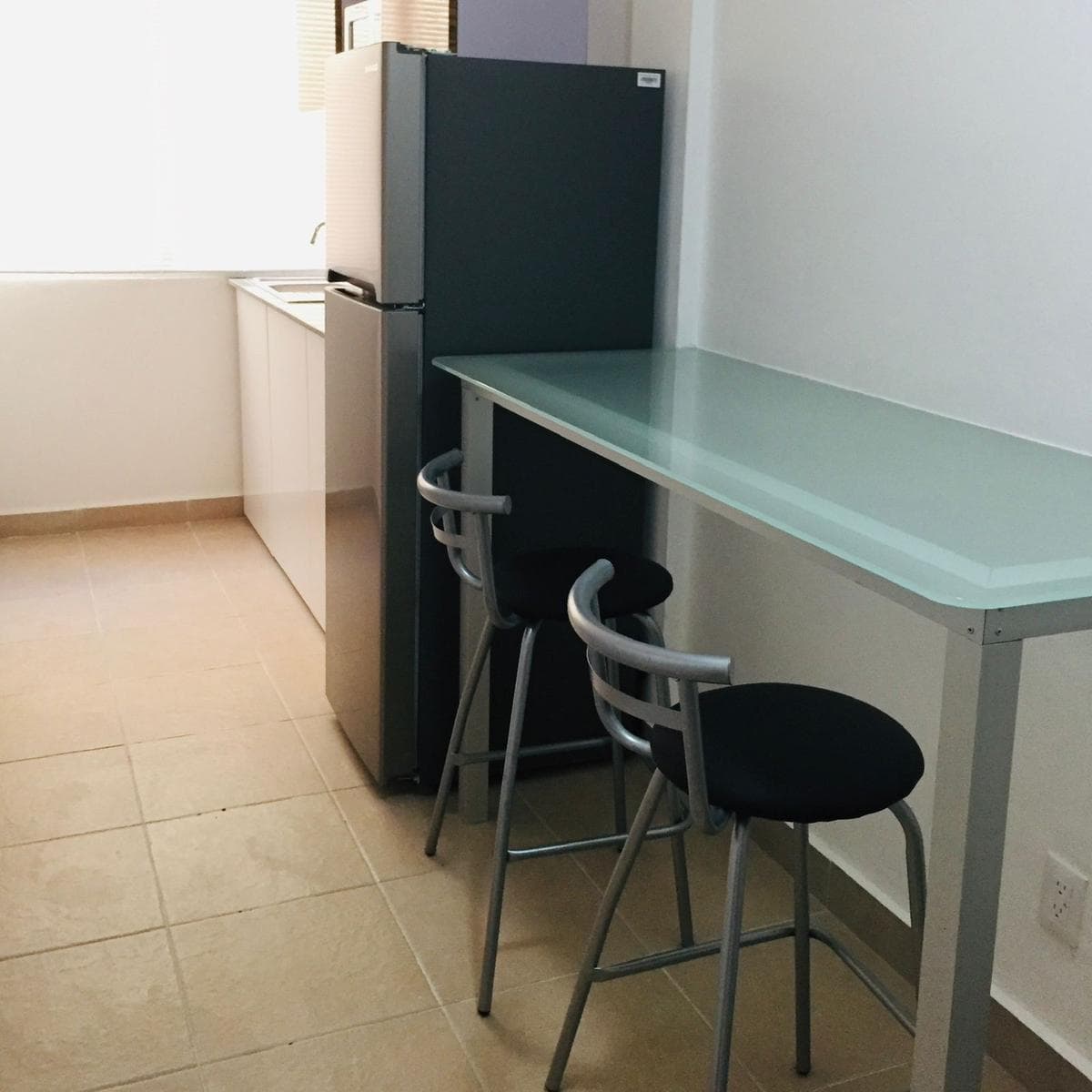 LONG-TERM RENTAL APARTMENT 2 BLOCKS FROM THE BEACH