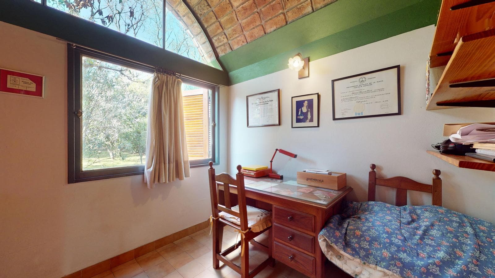 House for sale at 21-a and 453, City Bell. It has a 1,600 m² lot and 250 m² of floor space.