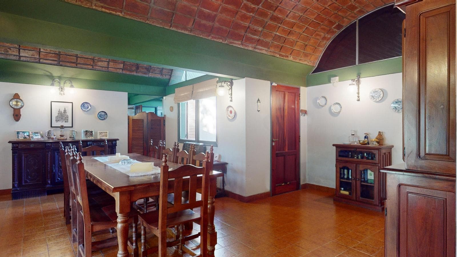 House for sale at 21-a and 453, City Bell. It has a 1,600 m² lot and 250 m² of floor space.