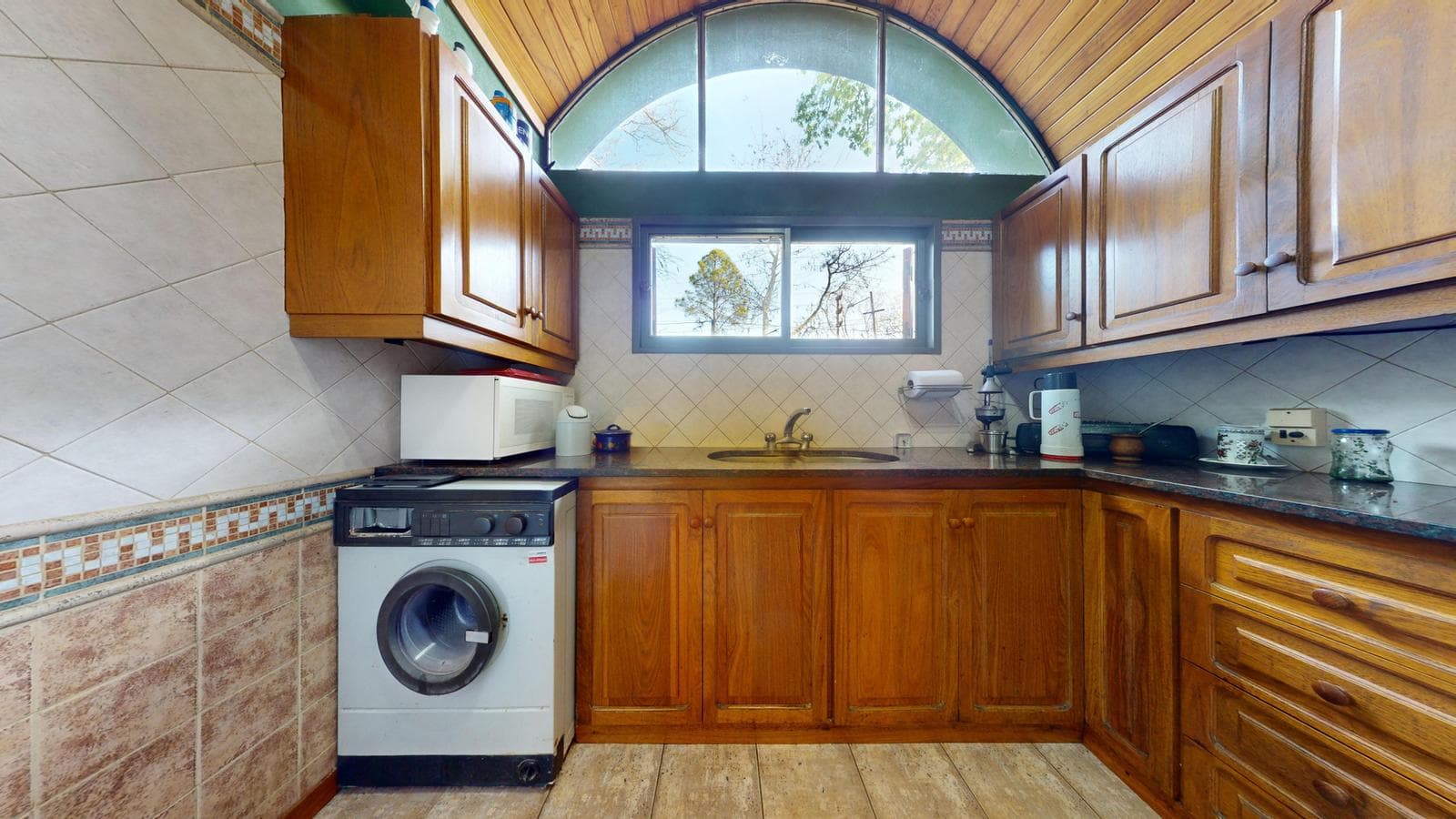 House for sale at 21-a and 453, City Bell. It has a 1,600 m² lot and 250 m² of floor space.