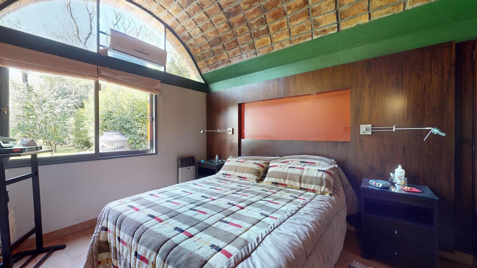 House for sale at 21-a and 453, City Bell. It has a 1,600 m² lot and 250 m² of floor space.