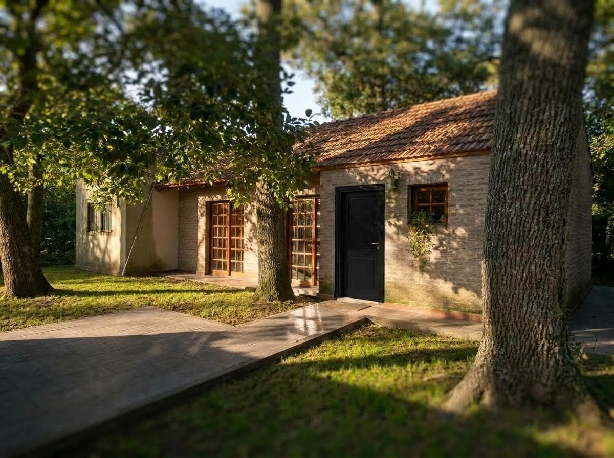 House for sale at 21-a and 453, City Bell. It has a 1,600 m² lot and 250 m² of floor space.