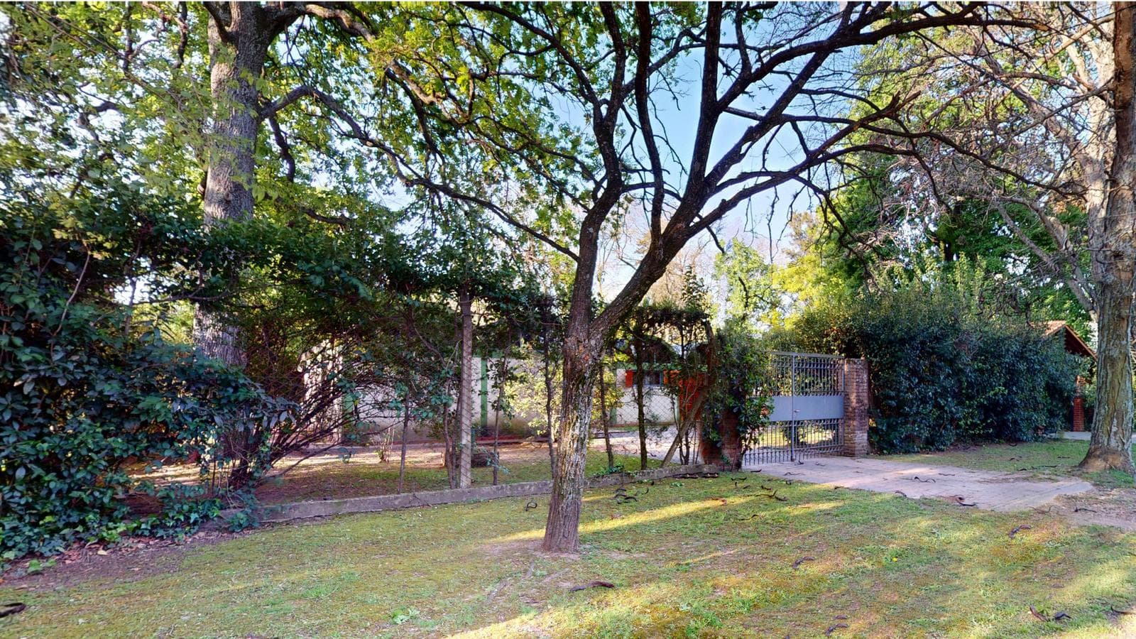 House for sale at 21-a and 453, City Bell. It has a 1,600 m² lot and 250 m² of floor space.