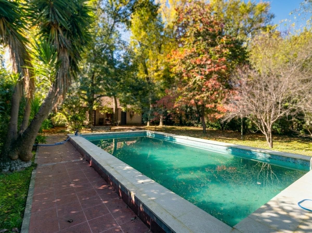 House for sale at 21-a and 453, City Bell. It has a 1,600 m² lot and 250 m² of floor space.