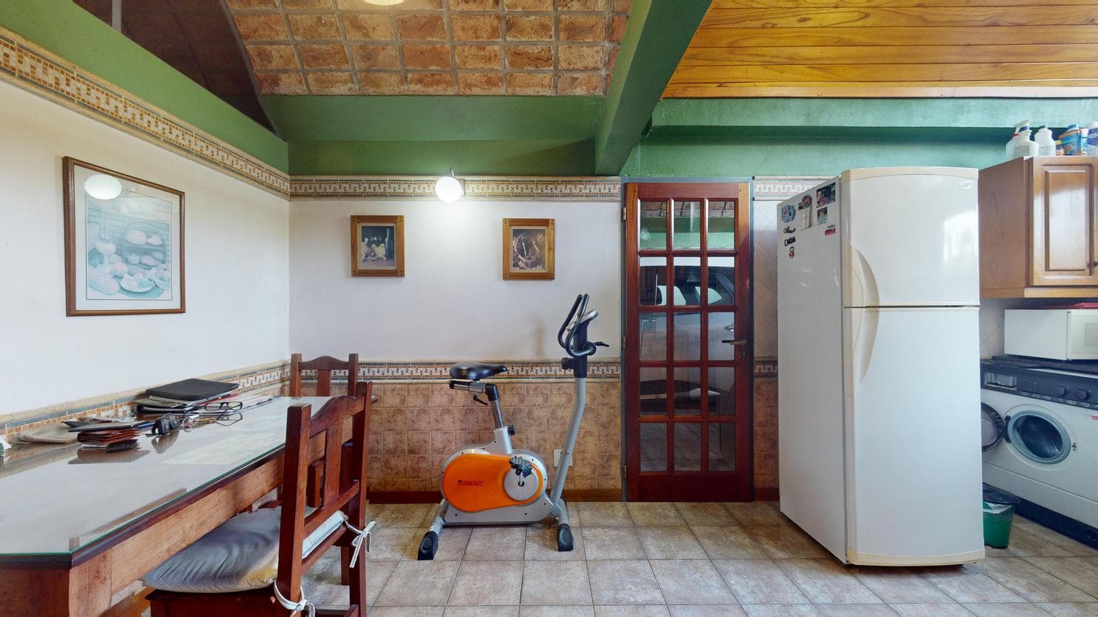 House for sale at 21-a and 453, City Bell. It has a 1,600 m² lot and 250 m² of floor space.