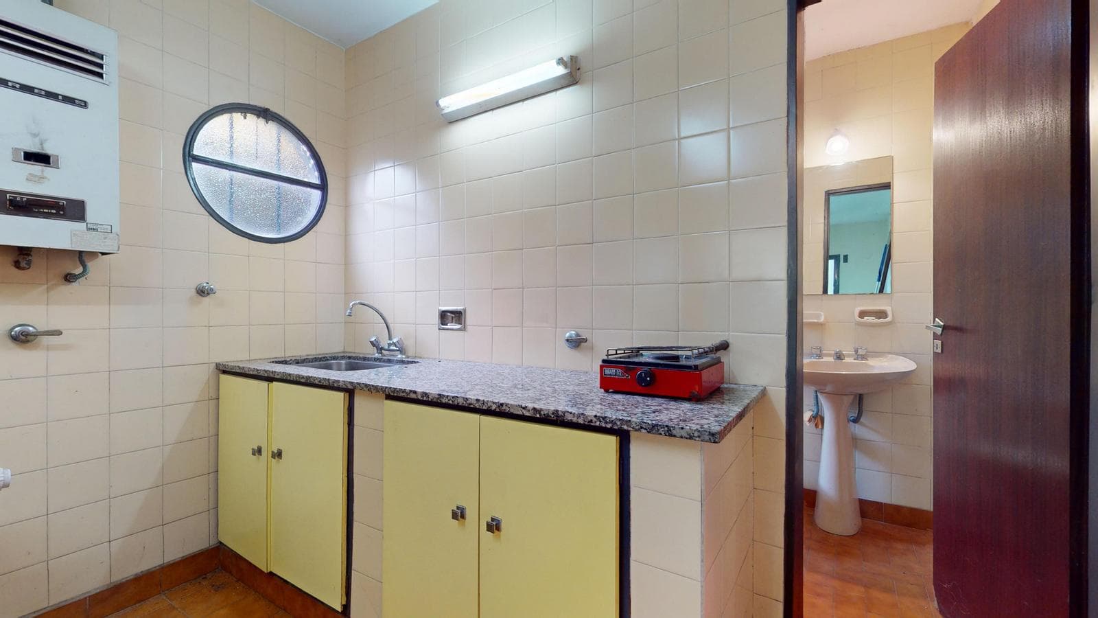 House for sale at 21-a and 453, City Bell. It has a 1,600 m² lot and 250 m² of floor space.