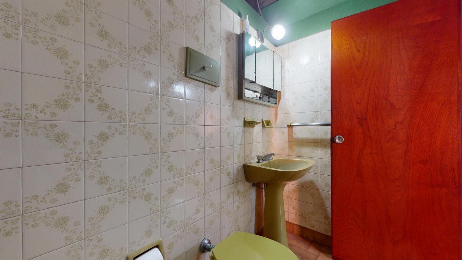 House for sale at 21-a and 453, City Bell. It has a 1,600 m² lot and 250 m² of floor space.