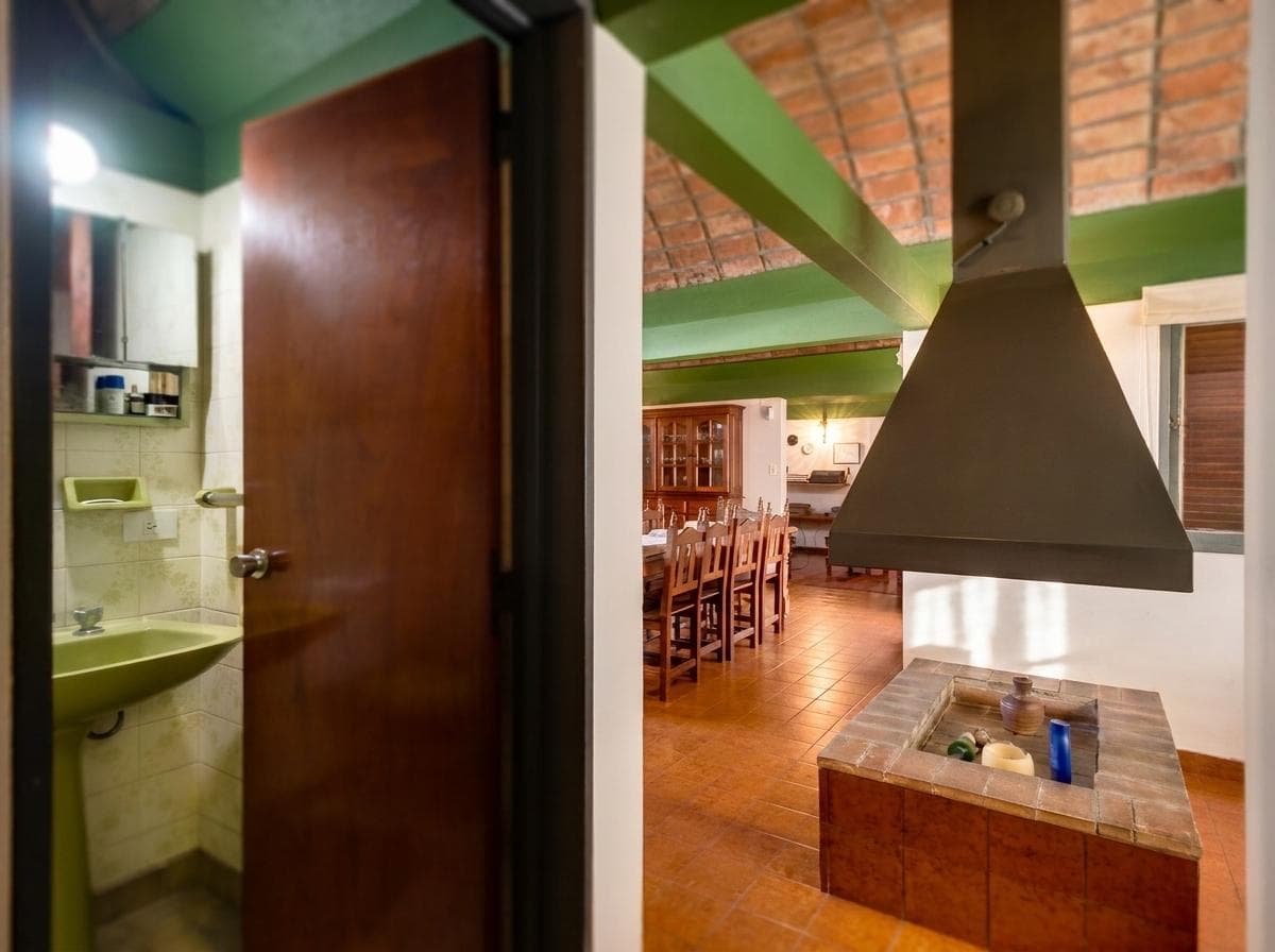 House for sale at 21-a and 453, City Bell. It has a 1,600 m² lot and 250 m² of floor space.