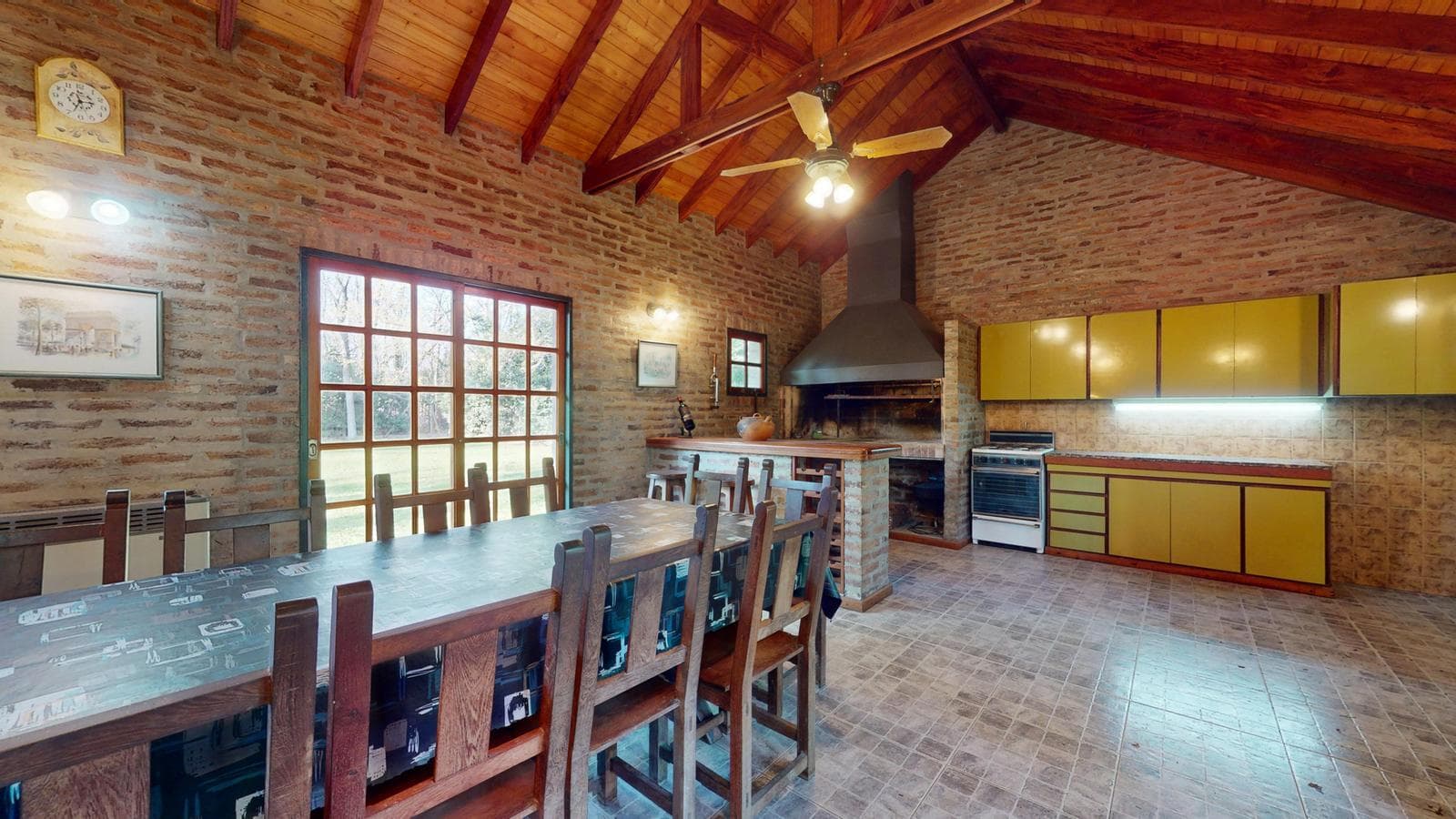 House for sale at 21-a and 453, City Bell. It has a 1,600 m² lot and 250 m² of floor space.