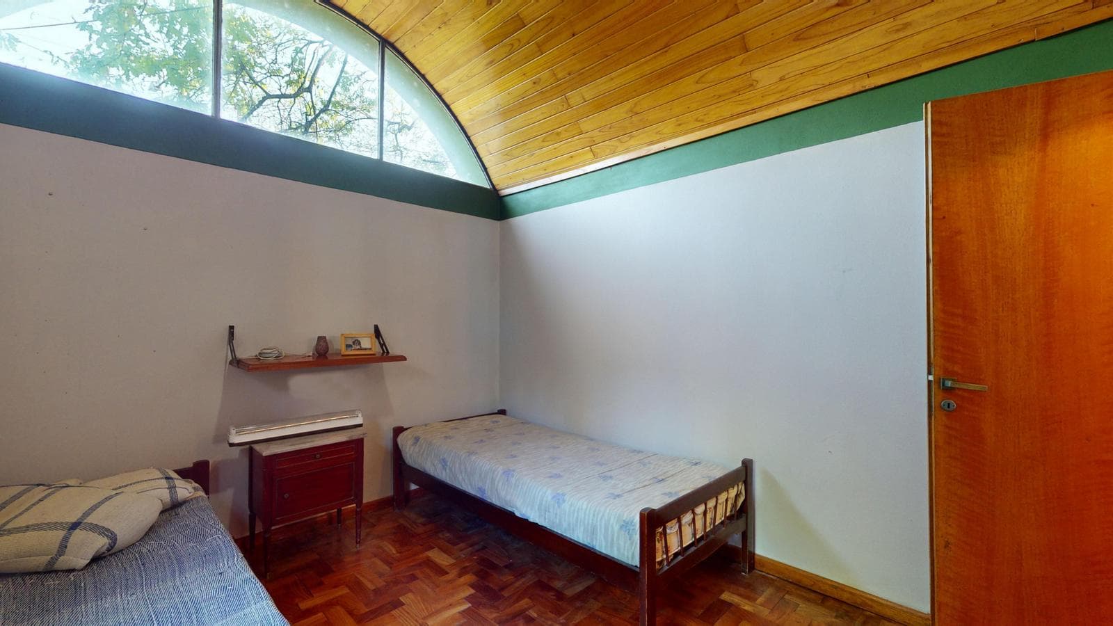 House for sale at 21-a and 453, City Bell. It has a 1,600 m² lot and 250 m² of floor space.