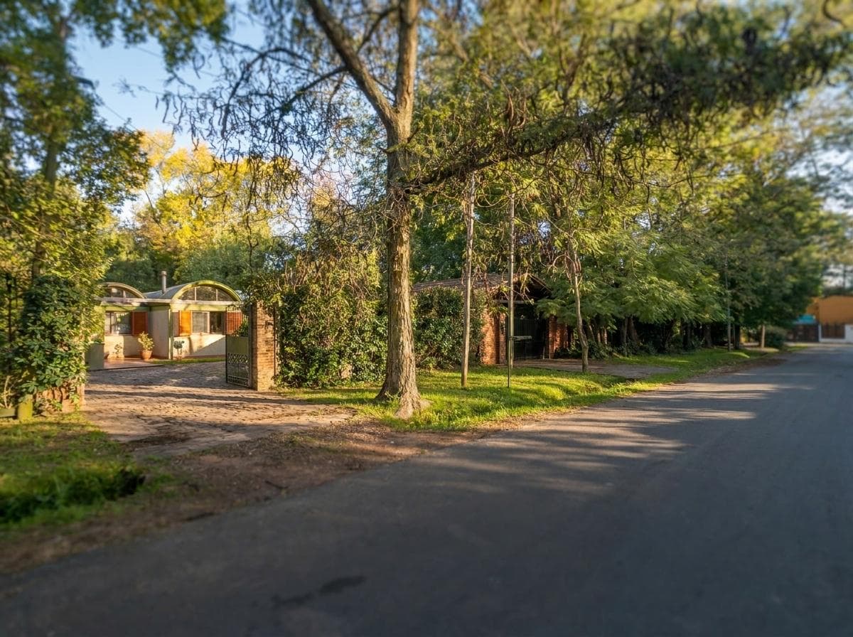 House for sale at 21-a and 453, City Bell. It has a 1,600 m² lot and 250 m² of floor space.