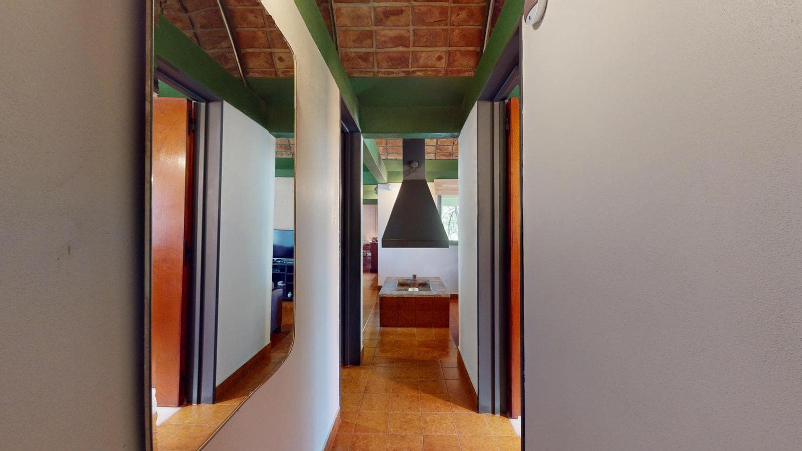 House for sale at 21-a and 453, City Bell. It has a 1,600 m² lot and 250 m² of floor space.