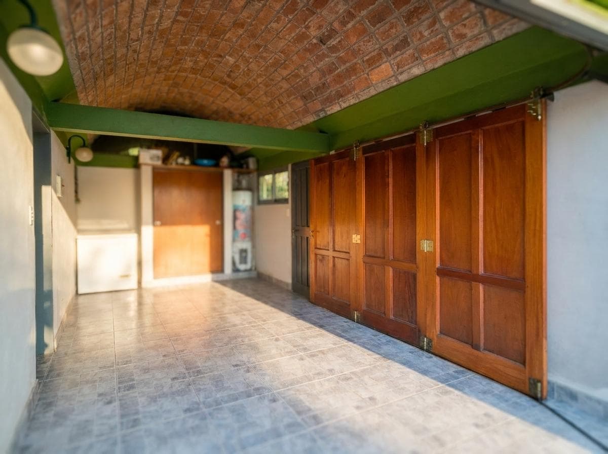 House for sale at 21-a and 453, City Bell. It has a 1,600 m² lot and 250 m² of floor space.