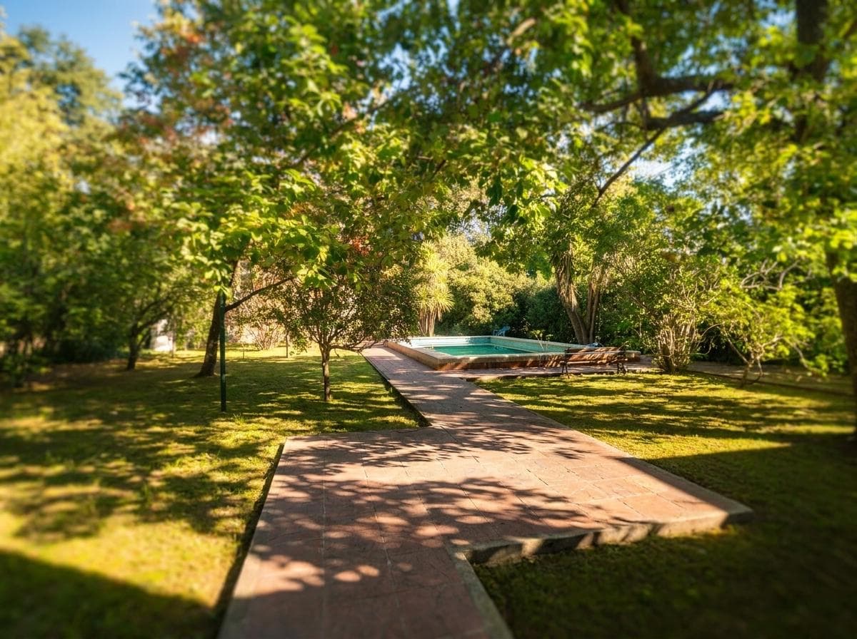 House for sale at 21-a and 453, City Bell. It has a 1,600 m² lot and 250 m² of floor space.