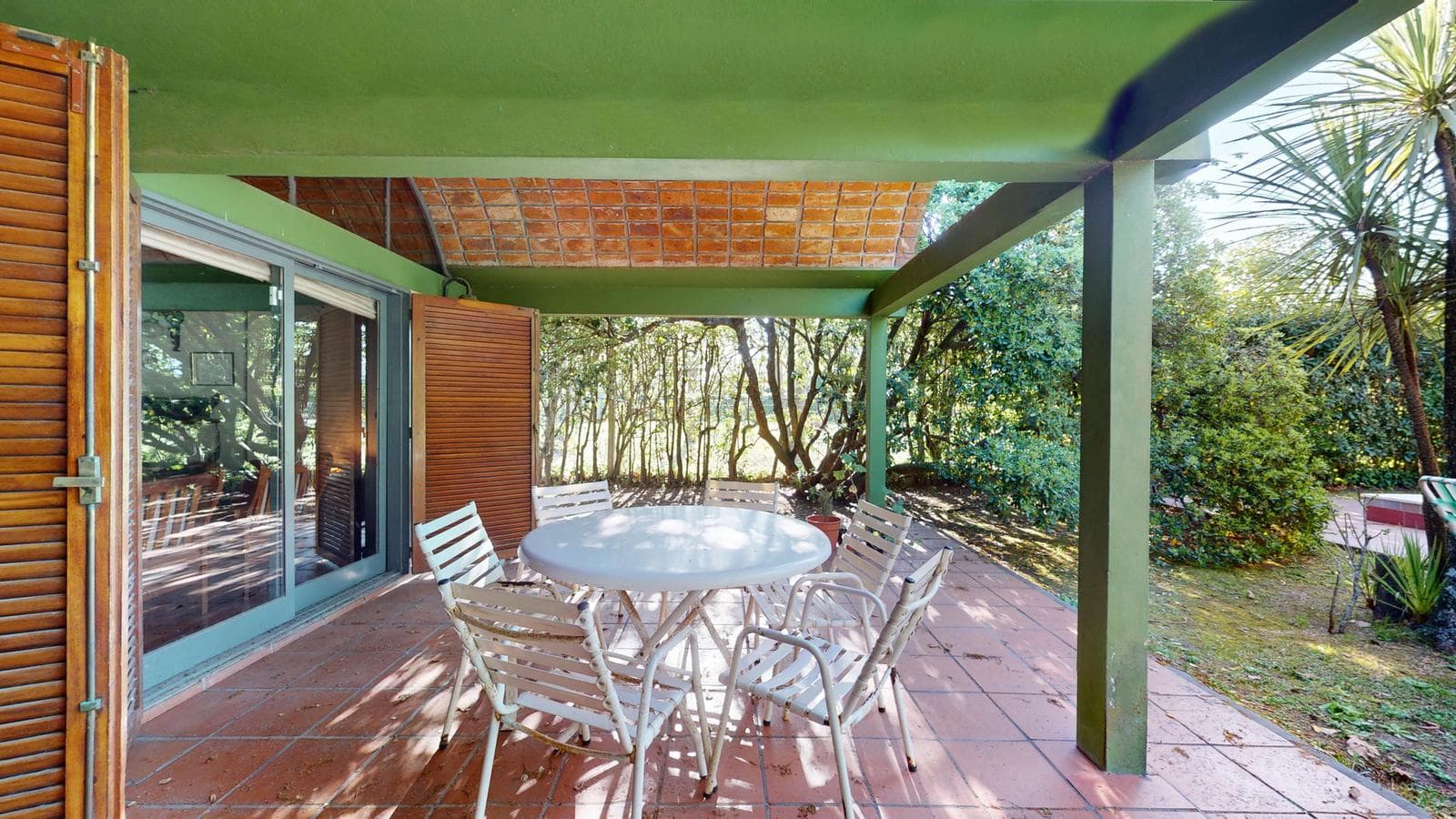 House for sale at 21-a and 453, City Bell. It has a 1,600 m² lot and 250 m² of floor space.