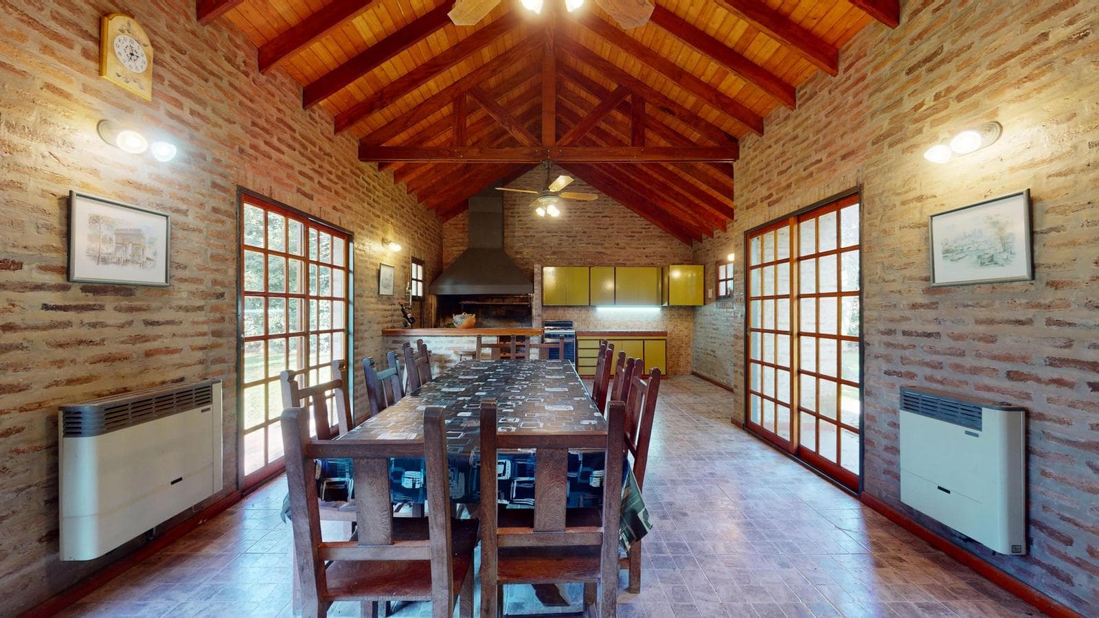House for sale at 21-a and 453, City Bell. It has a 1,600 m² lot and 250 m² of floor space.
