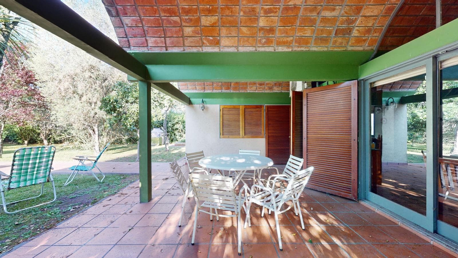 House for sale at 21-a and 453, City Bell. It has a 1,600 m² lot and 250 m² of floor space.