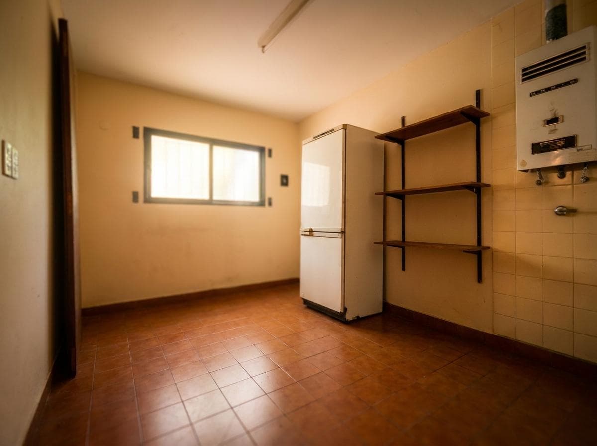 House for sale at 21-a and 453, City Bell. It has a 1,600 m² lot and 250 m² of floor space.