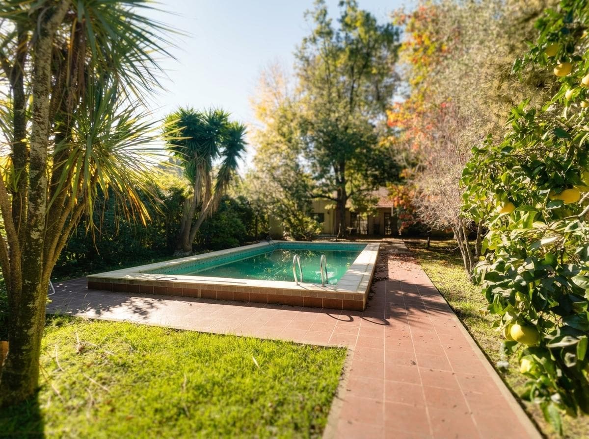 House for sale at 21-a and 453, City Bell. It has a 1,600 m² lot and 250 m² of floor space.
