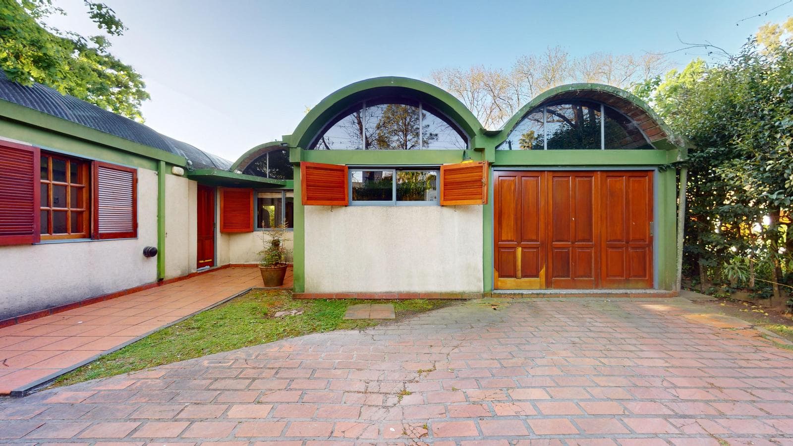 House for sale at 21-a and 453, City Bell. It has a 1,600 m² lot and 250 m² of floor space.