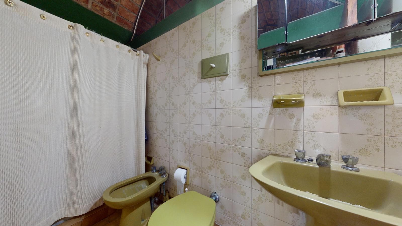 House for sale at 21-a and 453, City Bell. It has a 1,600 m² lot and 250 m² of floor space.