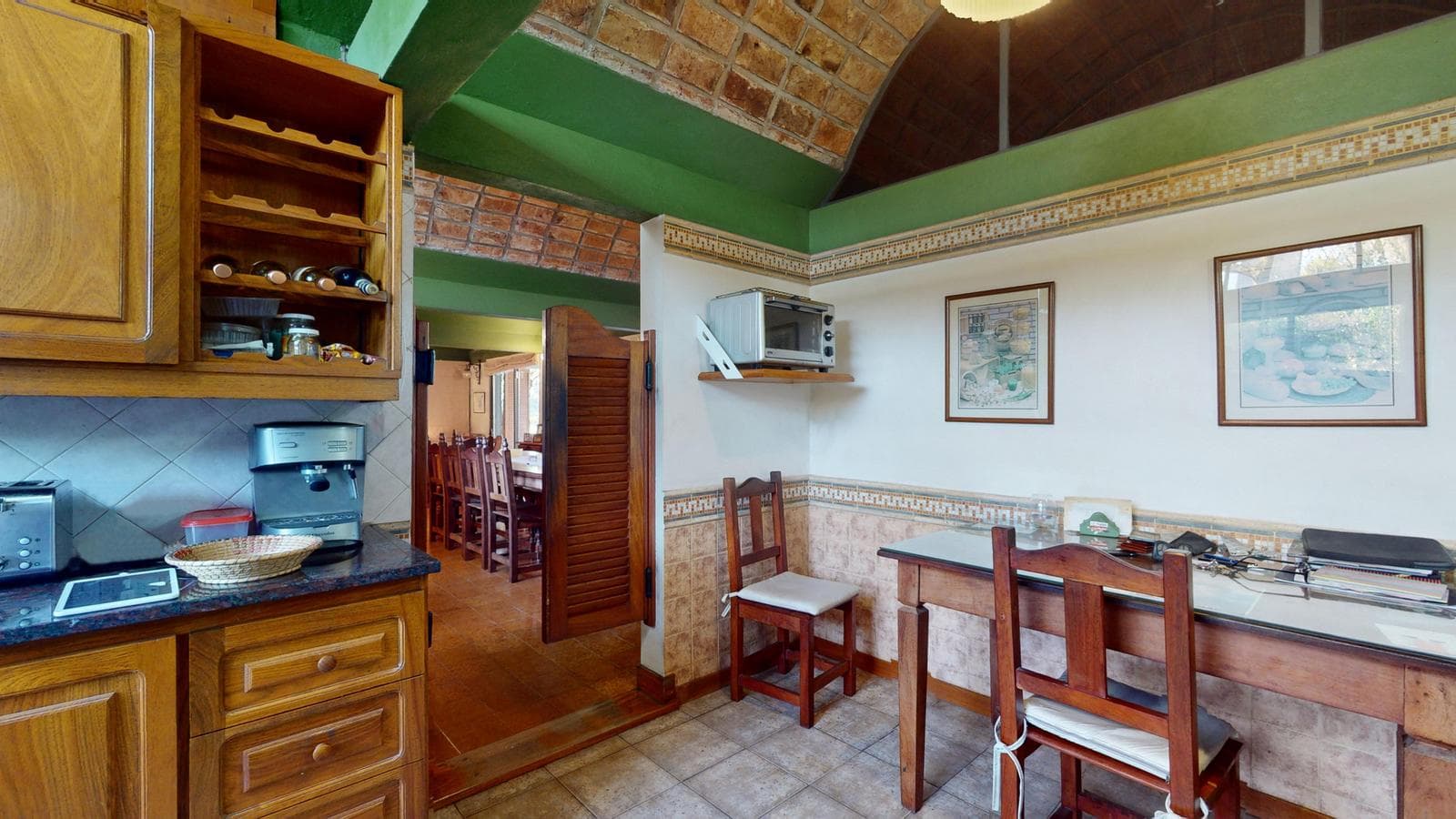 House for sale at 21-a and 453, City Bell. It has a 1,600 m² lot and 250 m² of floor space.