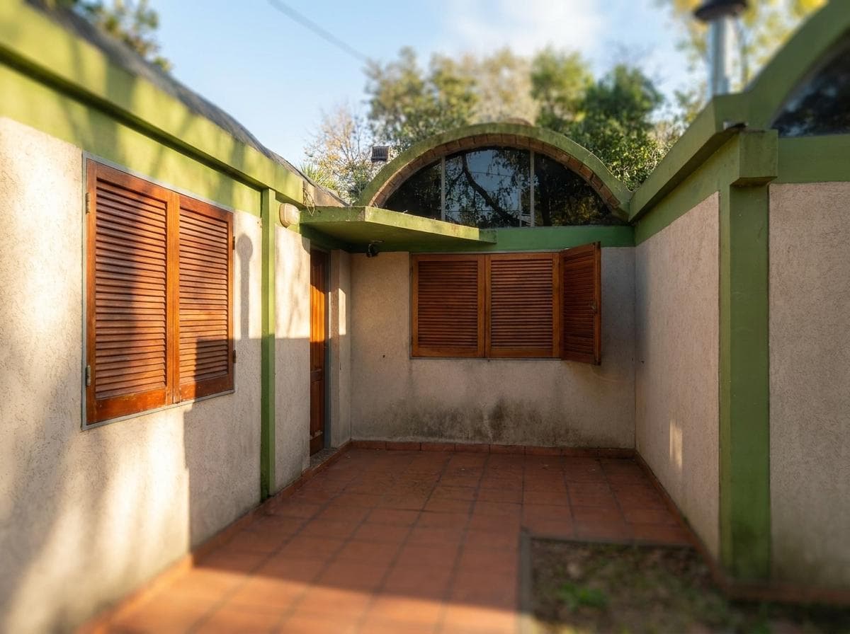 House for sale at 21-a and 453, City Bell. It has a 1,600 m² lot and 250 m² of floor space.