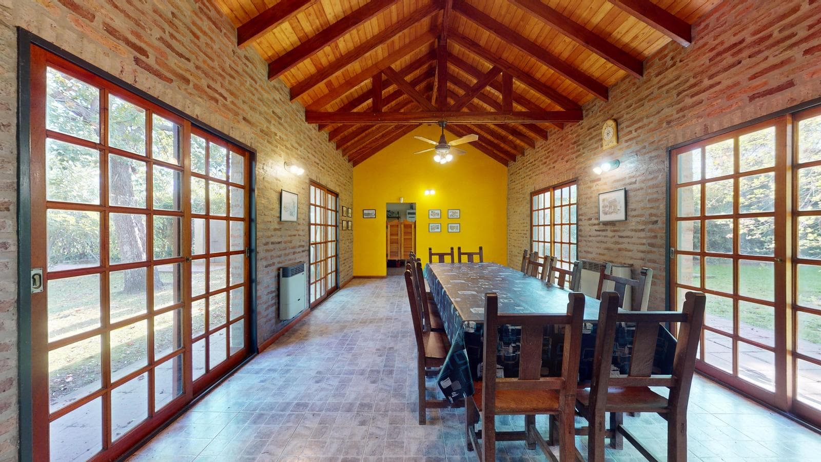 House for sale at 21-a and 453, City Bell. It has a 1,600 m² lot and 250 m² of floor space.