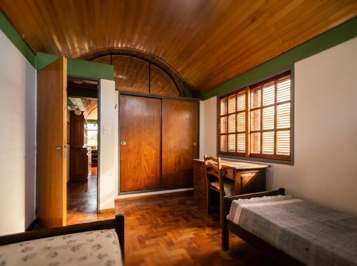 House for sale at 21-a and 453, City Bell. It has a 1,600 m² lot and 250 m² of floor space.