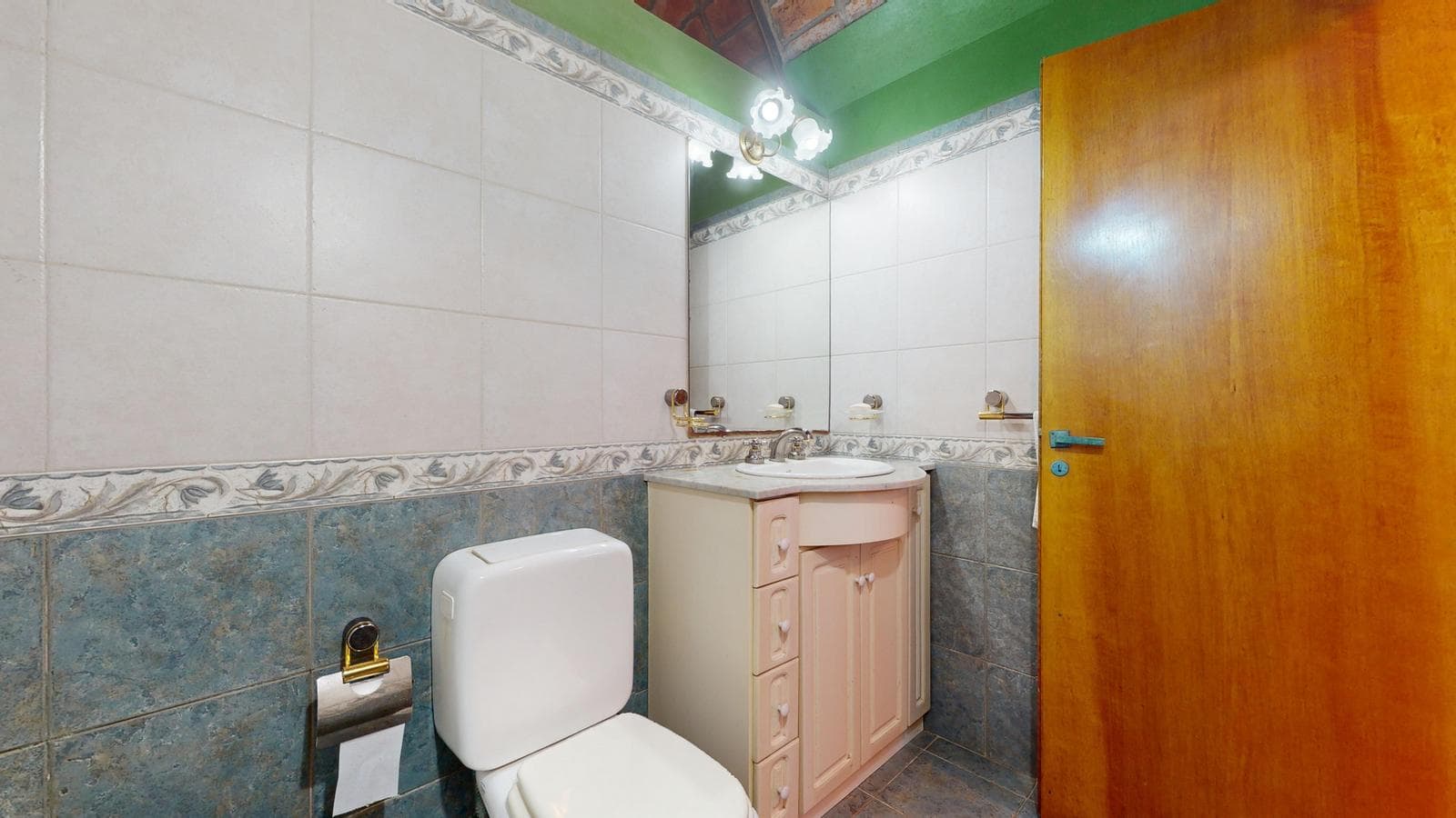 House for sale at 21-a and 453, City Bell. It has a 1,600 m² lot and 250 m² of floor space.