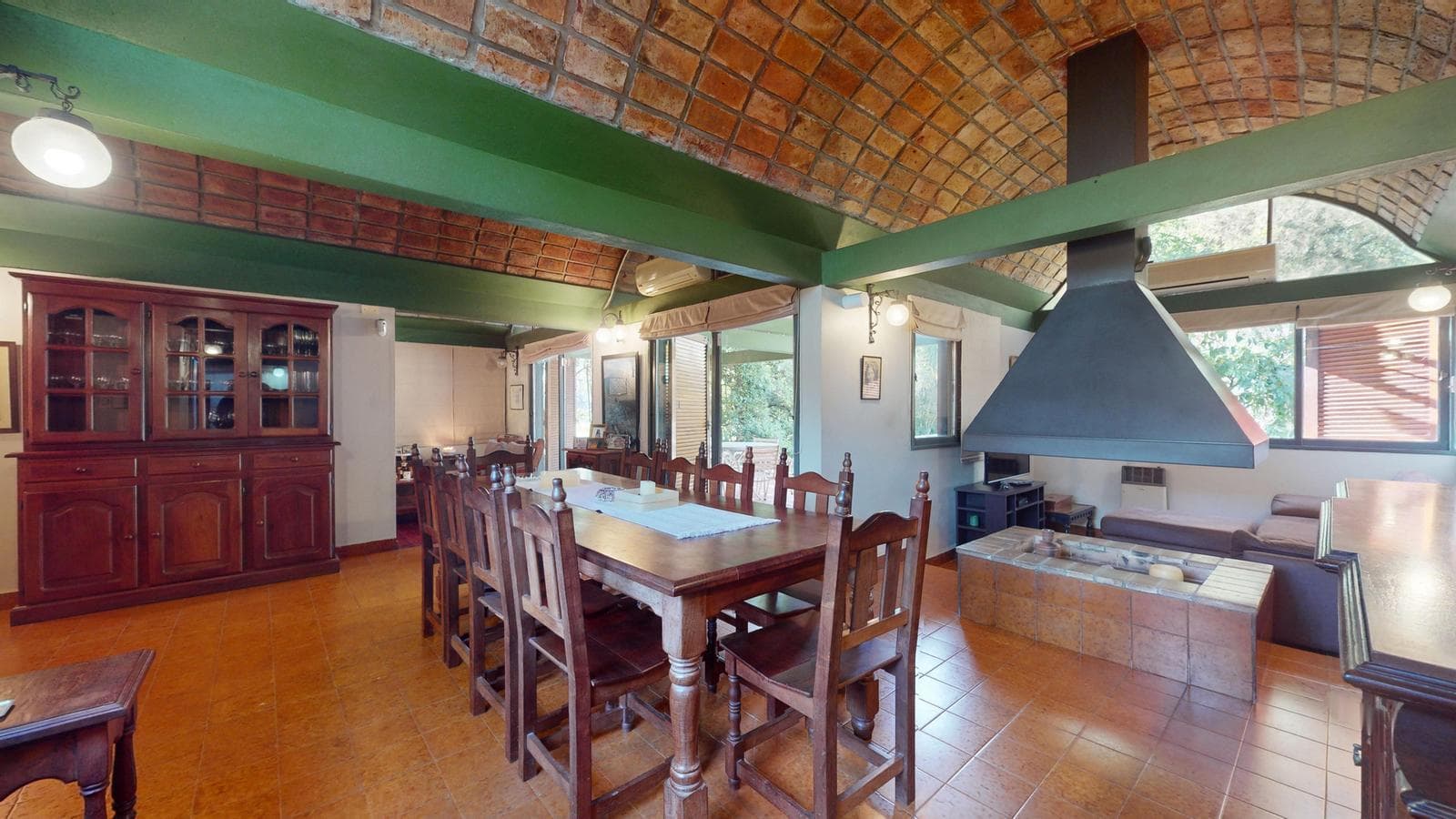 House for sale at 21-a and 453, City Bell. It has a 1,600 m² lot and 250 m² of floor space.