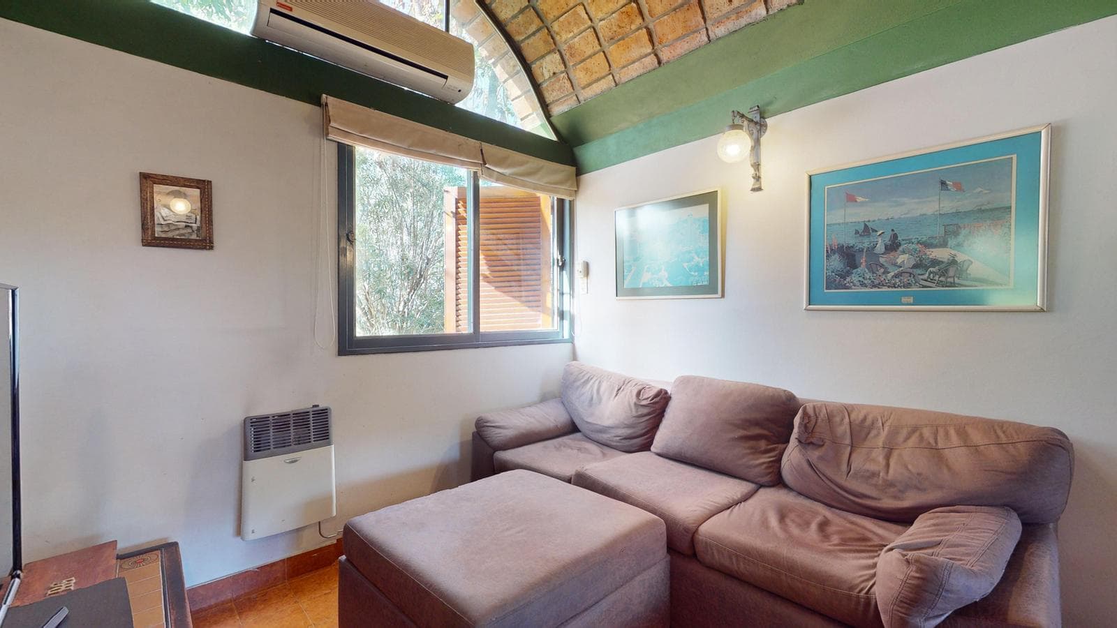 House for sale at 21-a and 453, City Bell. It has a 1,600 m² lot and 250 m² of floor space.
