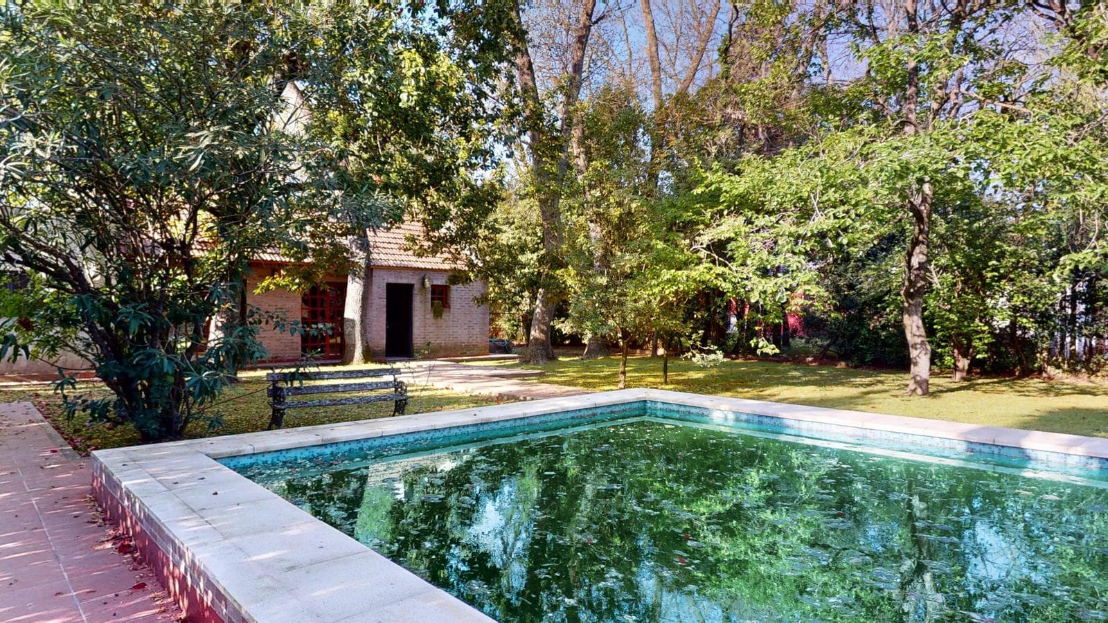 House for sale at 21-a and 453, City Bell. It has a 1,600 m² lot and 250 m² of floor space.
