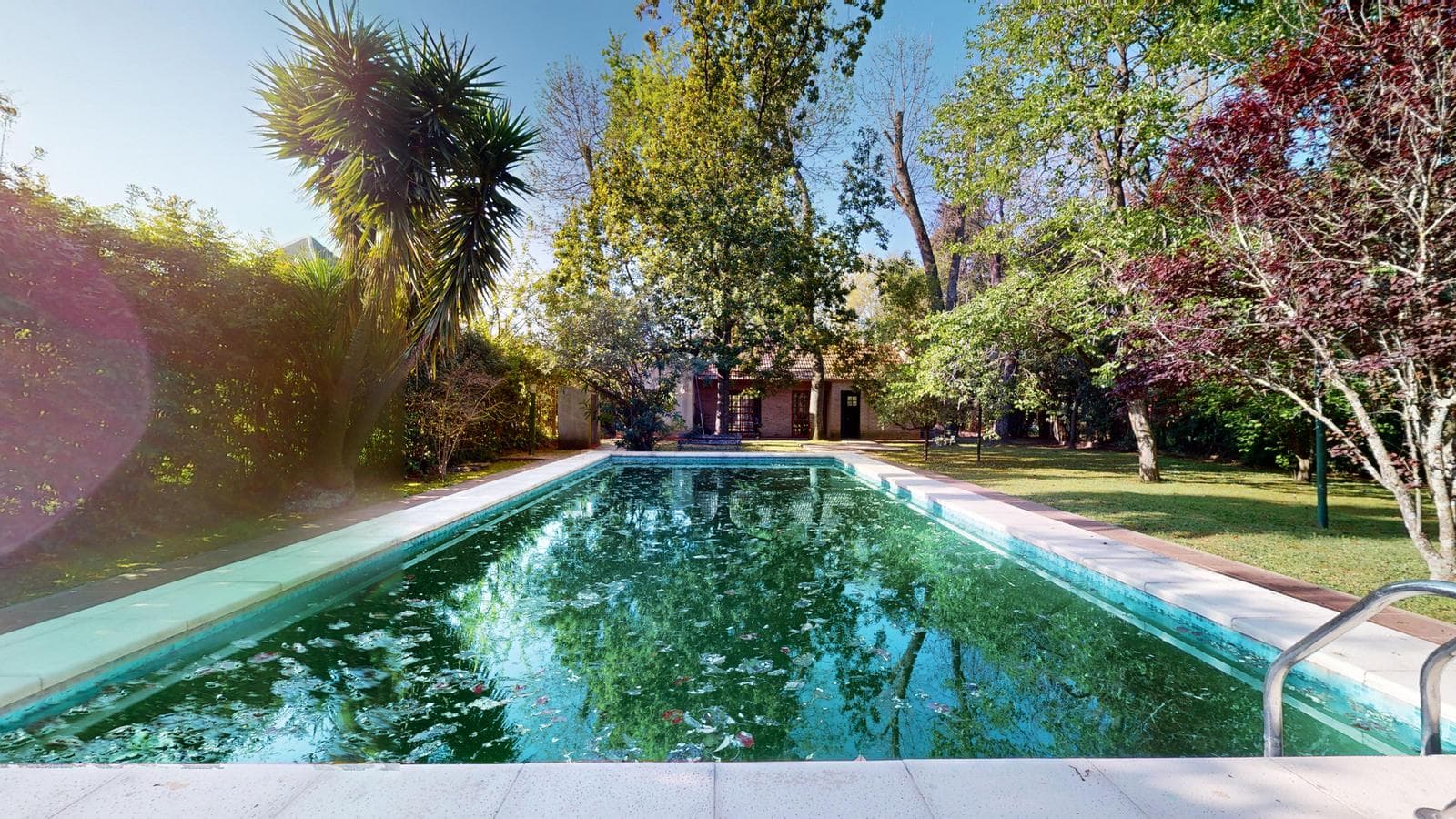 House for sale at 21-a and 453, City Bell. It has a 1,600 m² lot and 250 m² of floor space.