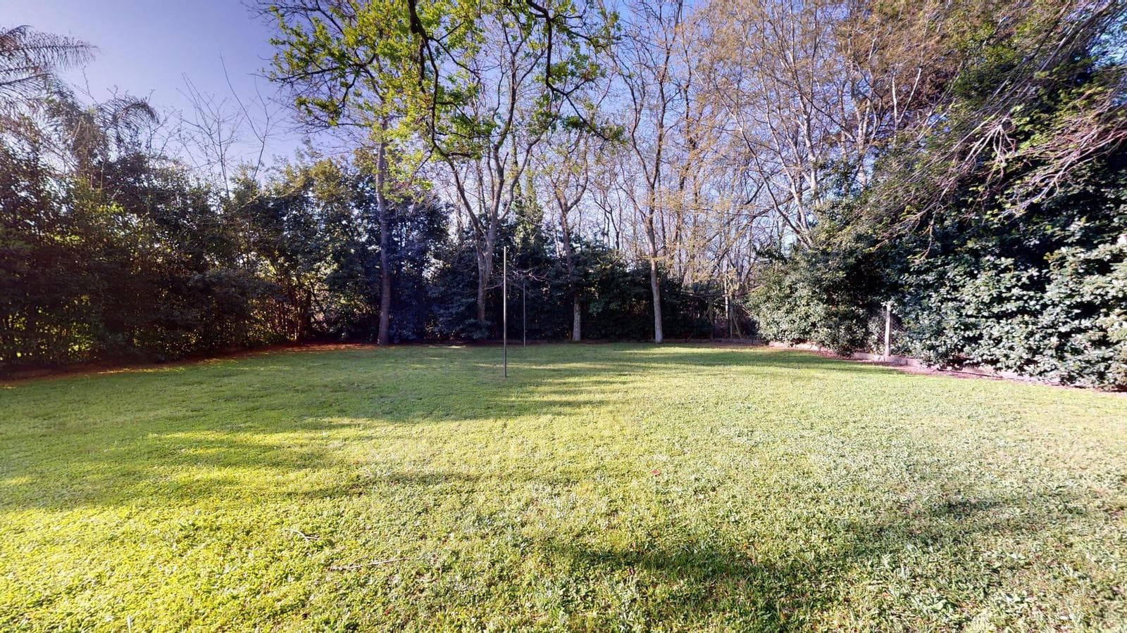 House for sale at 21-a and 453, City Bell. It has a 1,600 m² lot and 250 m² of floor space.