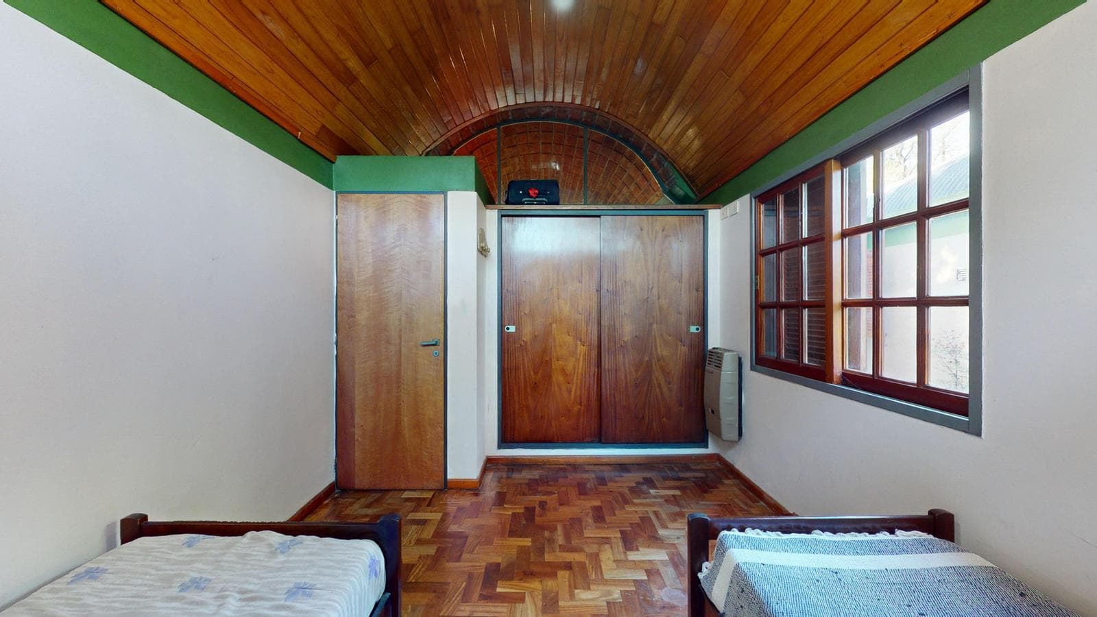 House for sale at 21-a and 453, City Bell. It has a 1,600 m² lot and 250 m² of floor space.