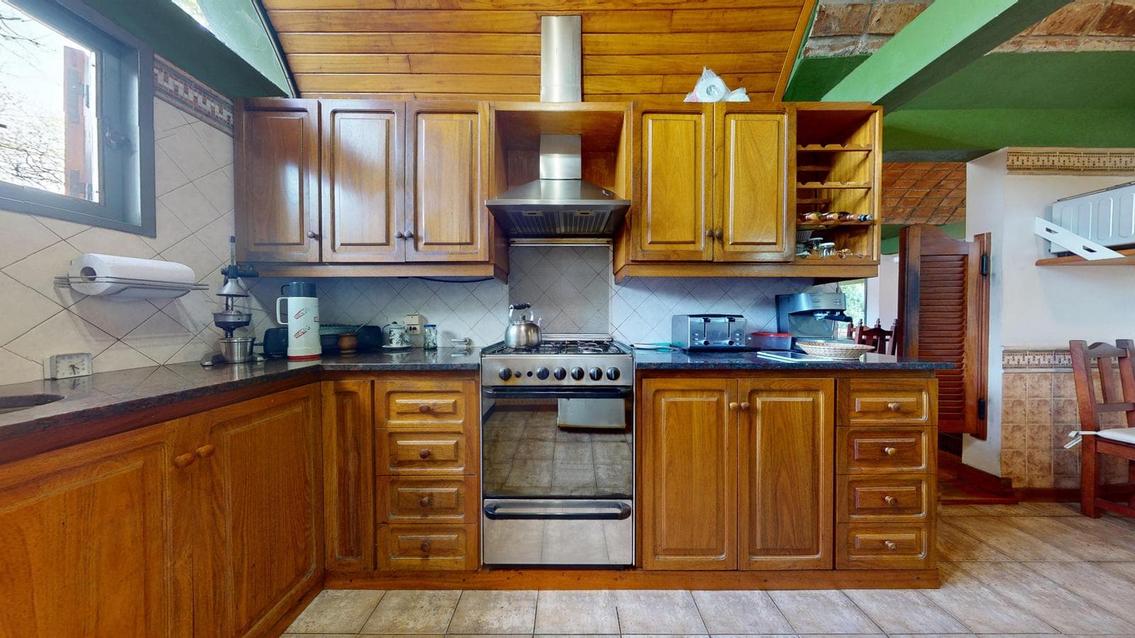 House for sale at 21-a and 453, City Bell. It has a 1,600 m² lot and 250 m² of floor space.