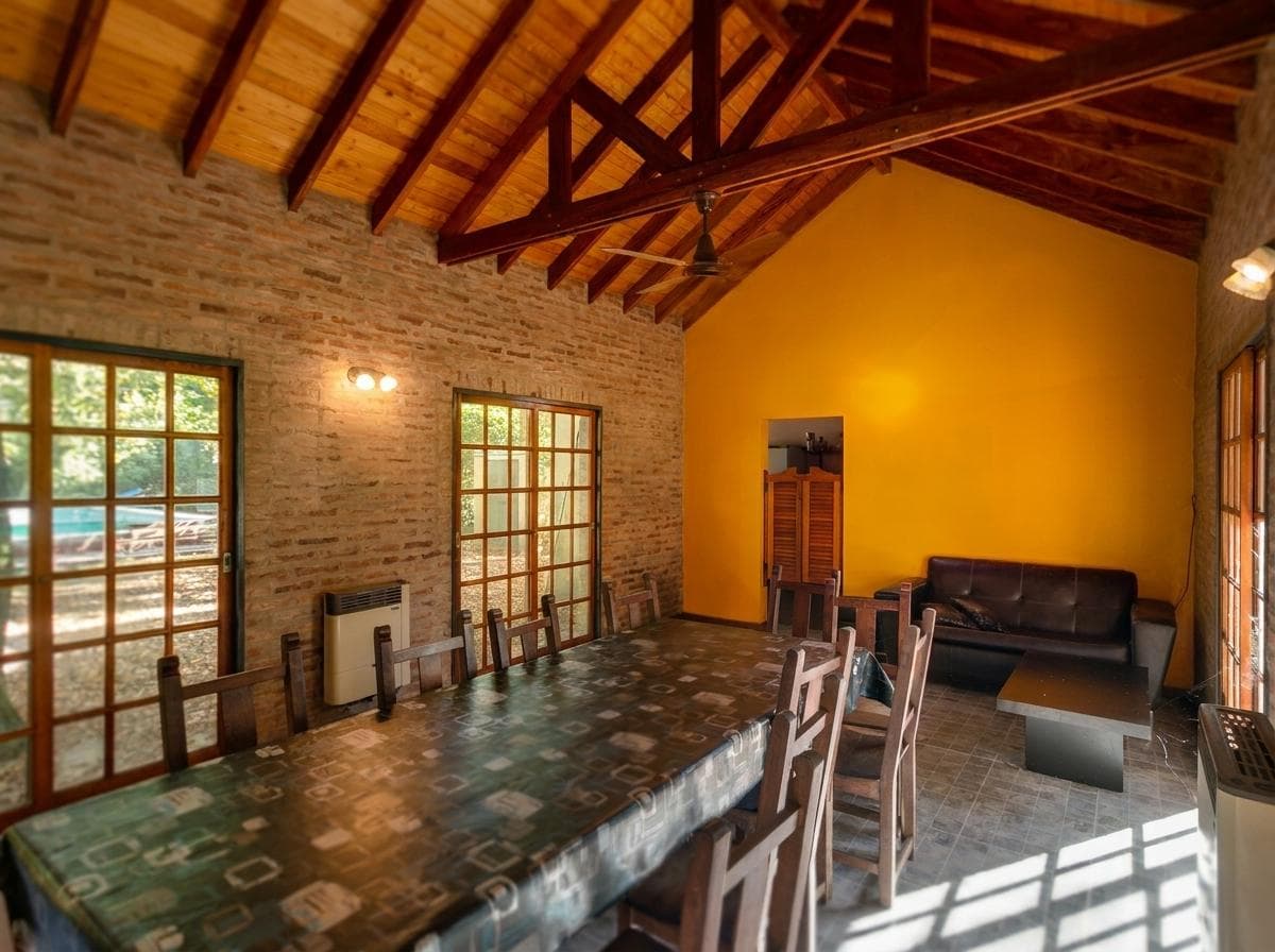 House for sale at 21-a and 453, City Bell. It has a 1,600 m² lot and 250 m² of floor space.