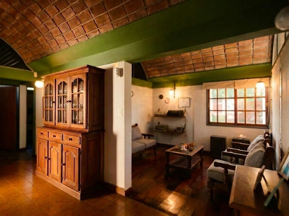 House for sale at 21-a and 453, City Bell. It has a 1,600 m² lot and 250 m² of floor space.