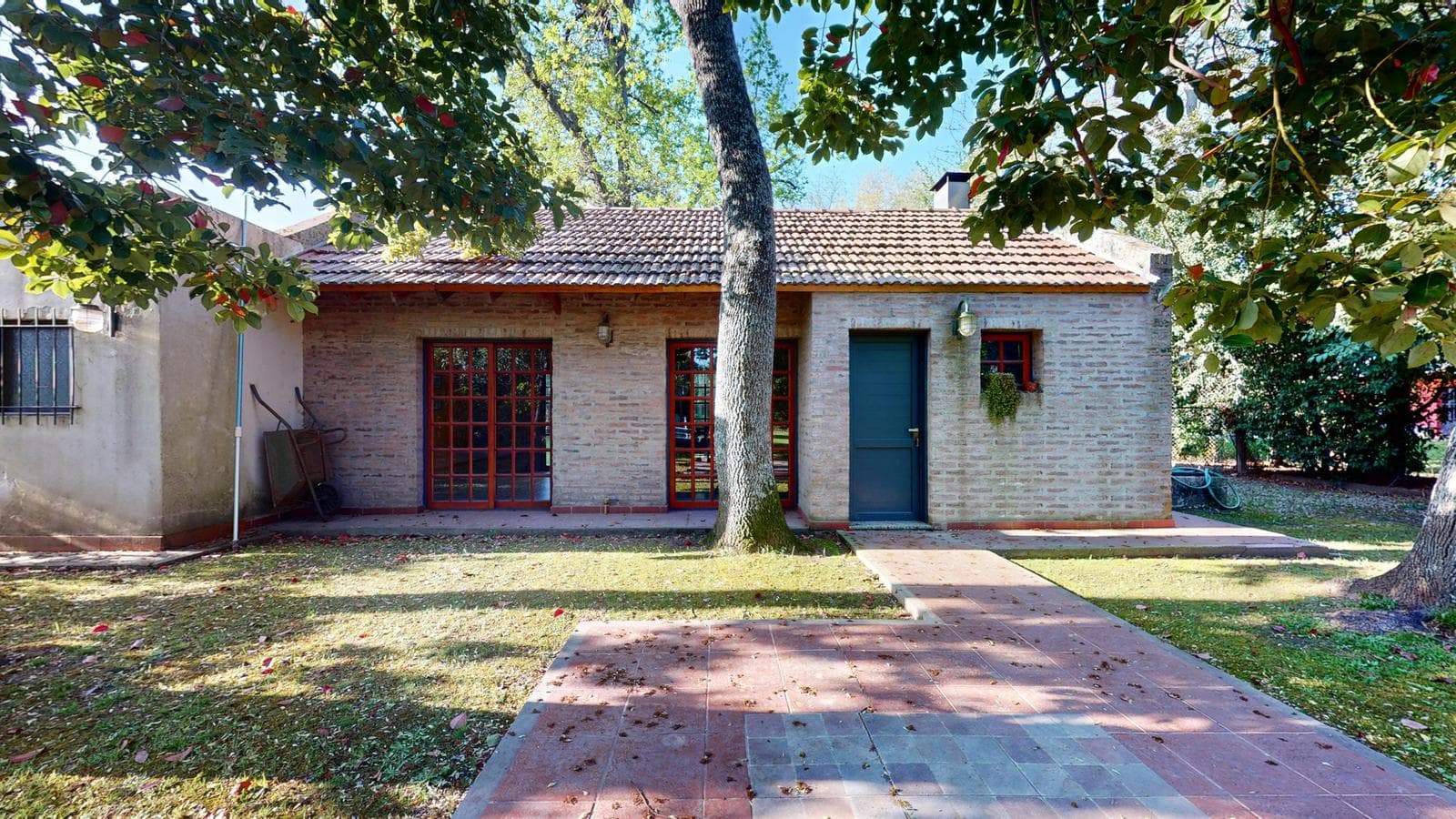 House for sale at 21-a and 453, City Bell. It has a 1,600 m² lot and 250 m² of floor space.